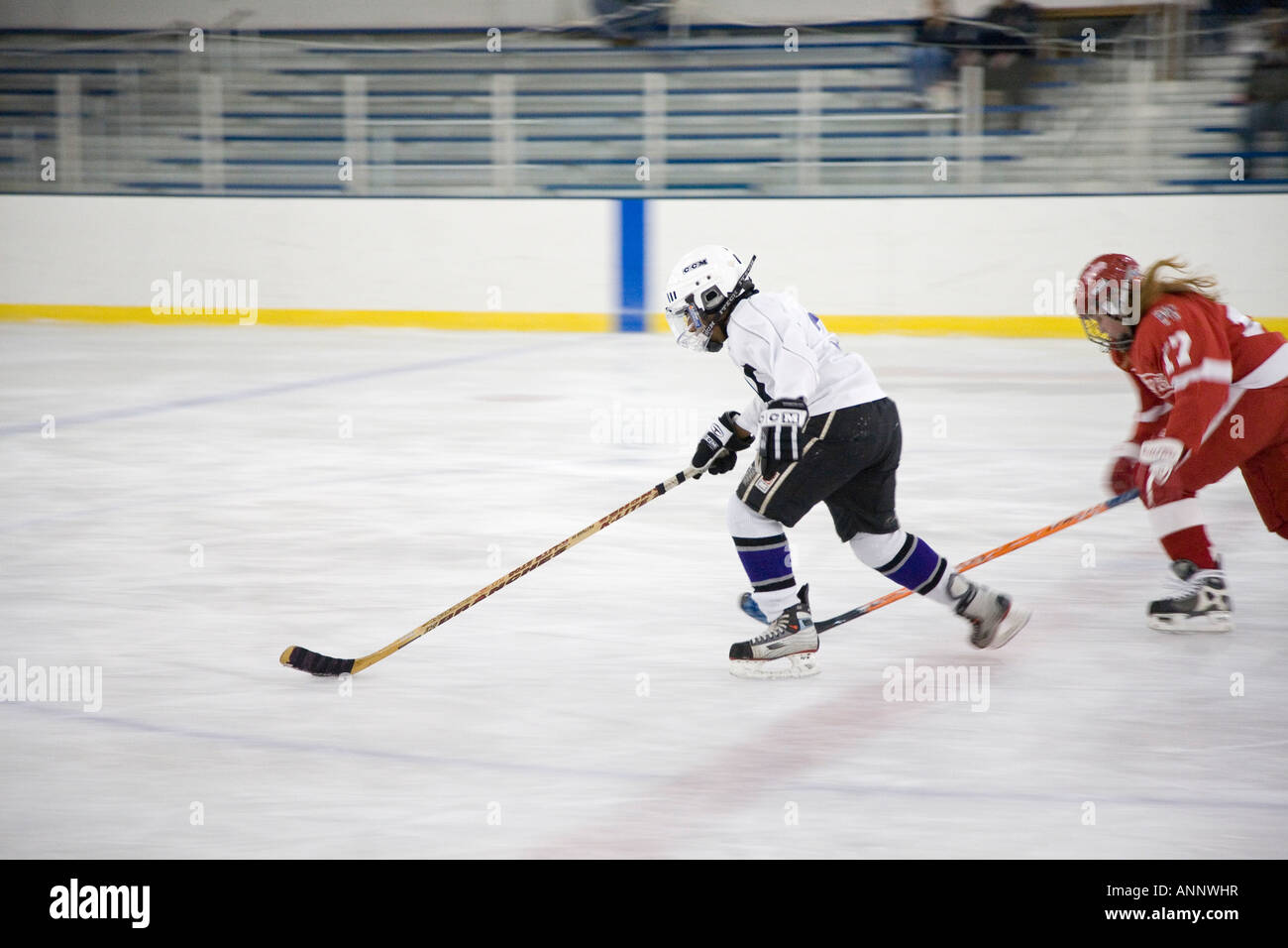 I bambini giocare a hockey su ghiaccio Foto Stock