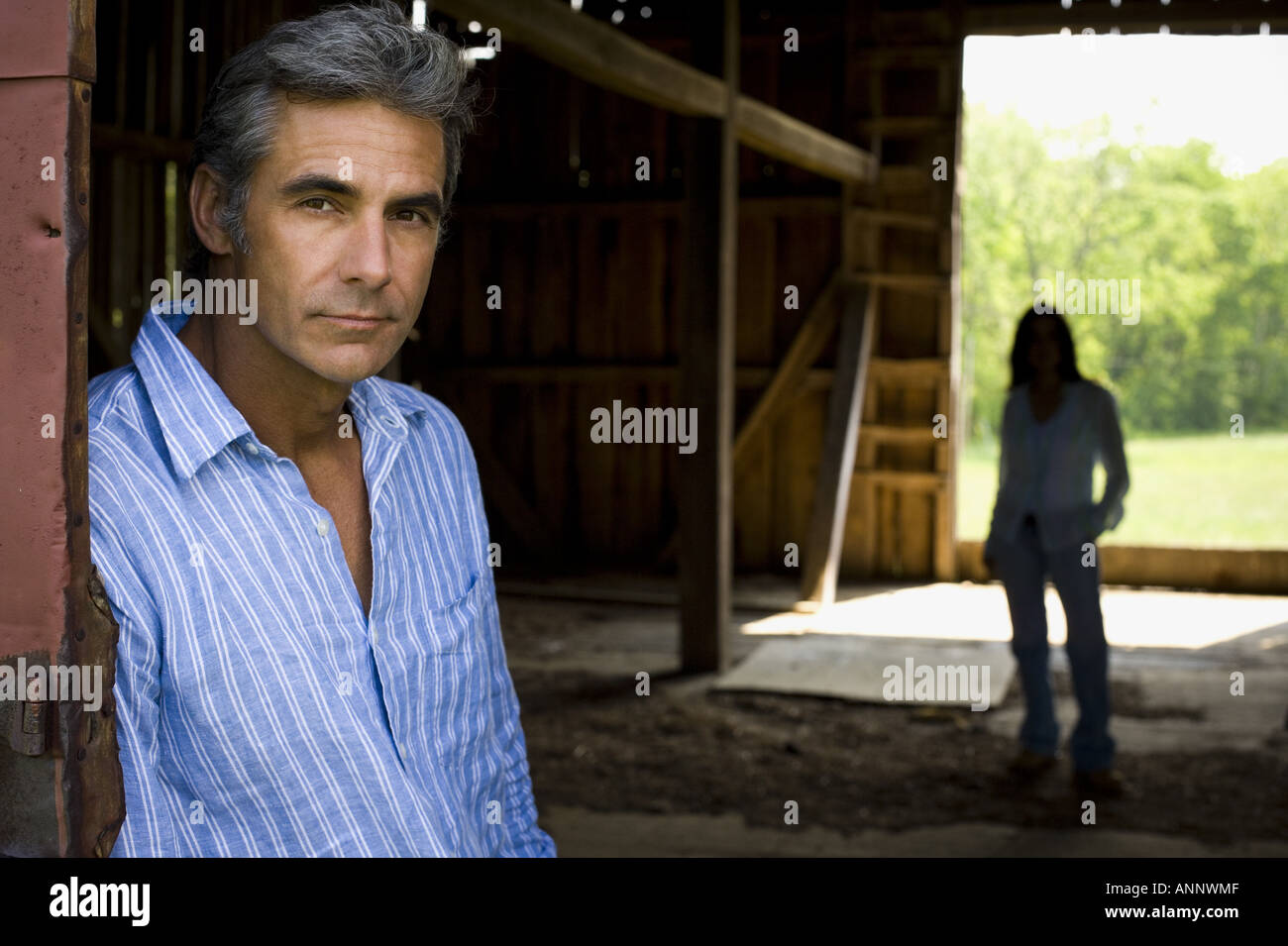 Ritratto di un uomo e di una donna in piedi dietro di lui Foto Stock