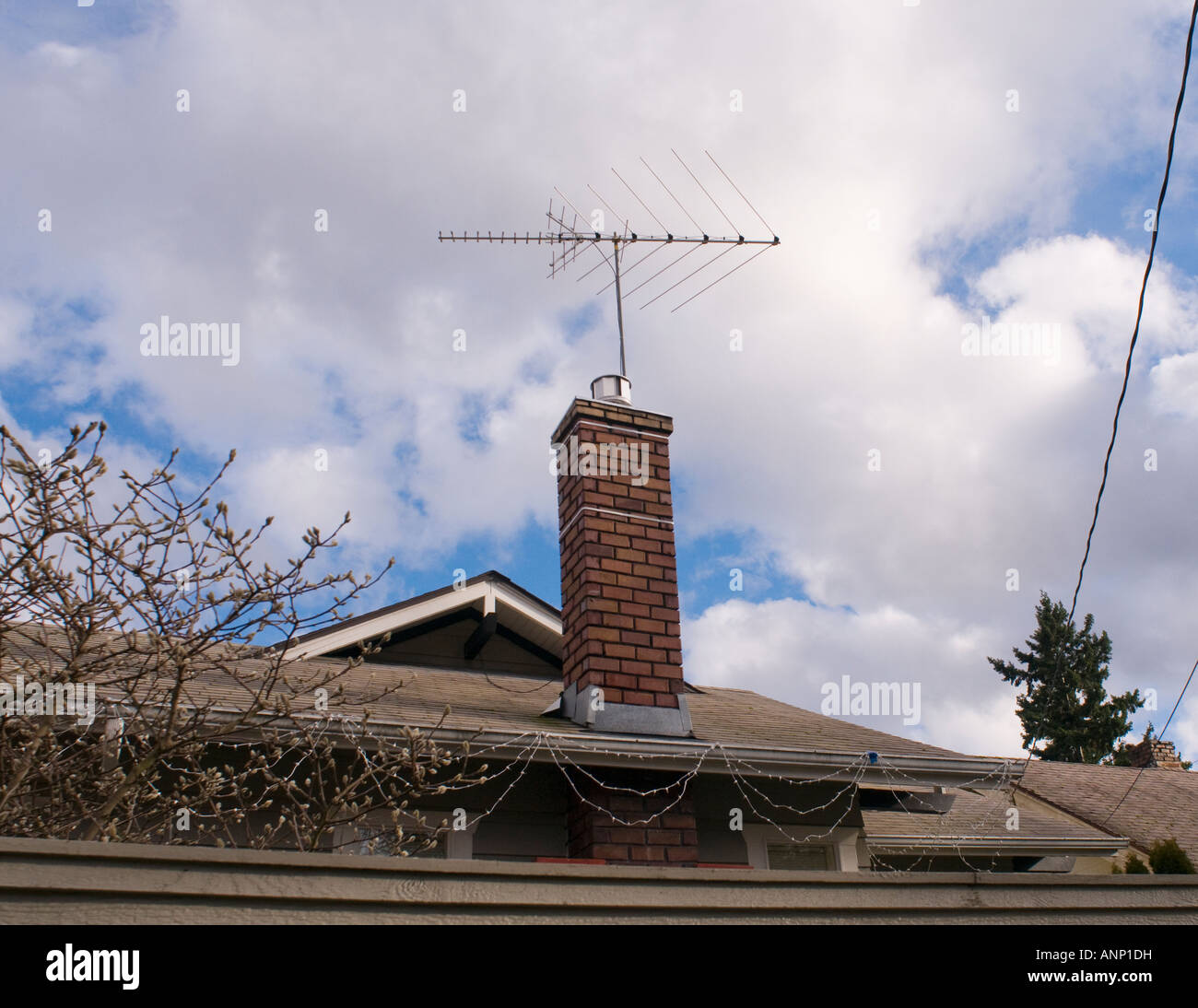 La televisione analogica antenna su un camino di una casa nel North End di Tacoma, WA, Stati Uniti d'America. Foto Stock