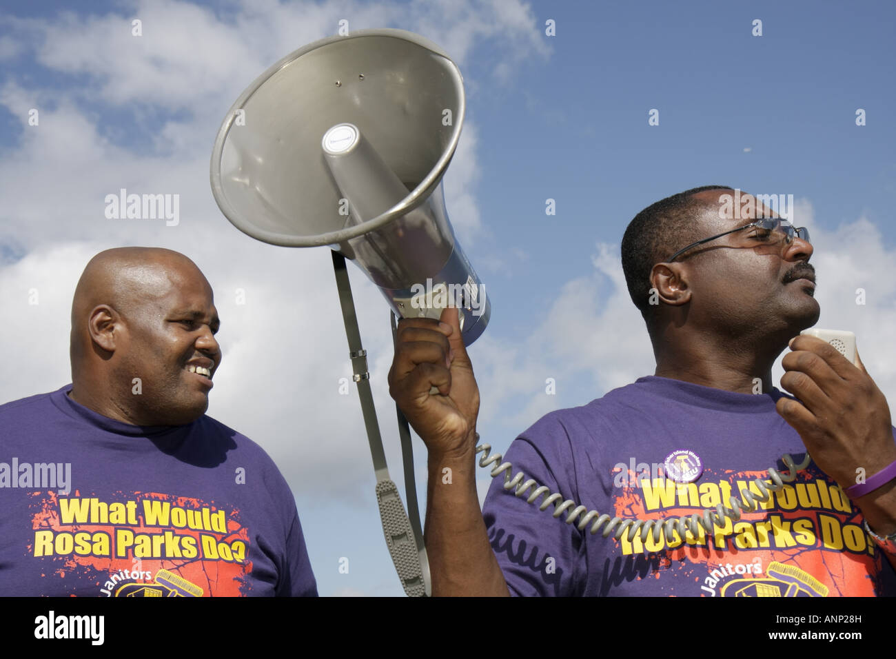 Miami Beach Florida,MacArthur Causeway,Fisher Island Workers rally,dimostrazione,protesta,SEIU,Service employees International Union,farm worker,segre Foto Stock