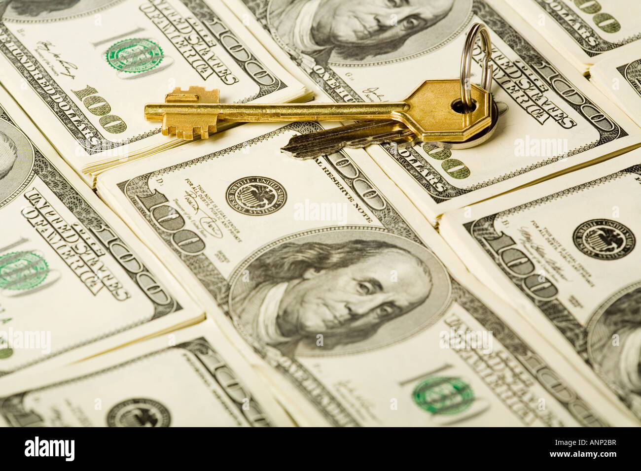 Pile di 100 fatture del dollaro con la chiave d'oro Foto Stock