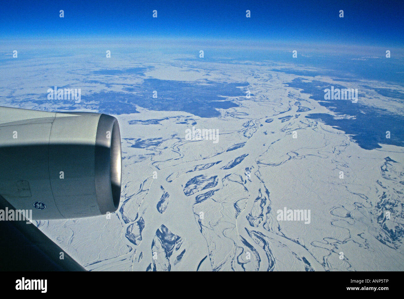 Congelati scenario siberiano vista da Boeing 747 aerei passeggeri finestra Foto Stock