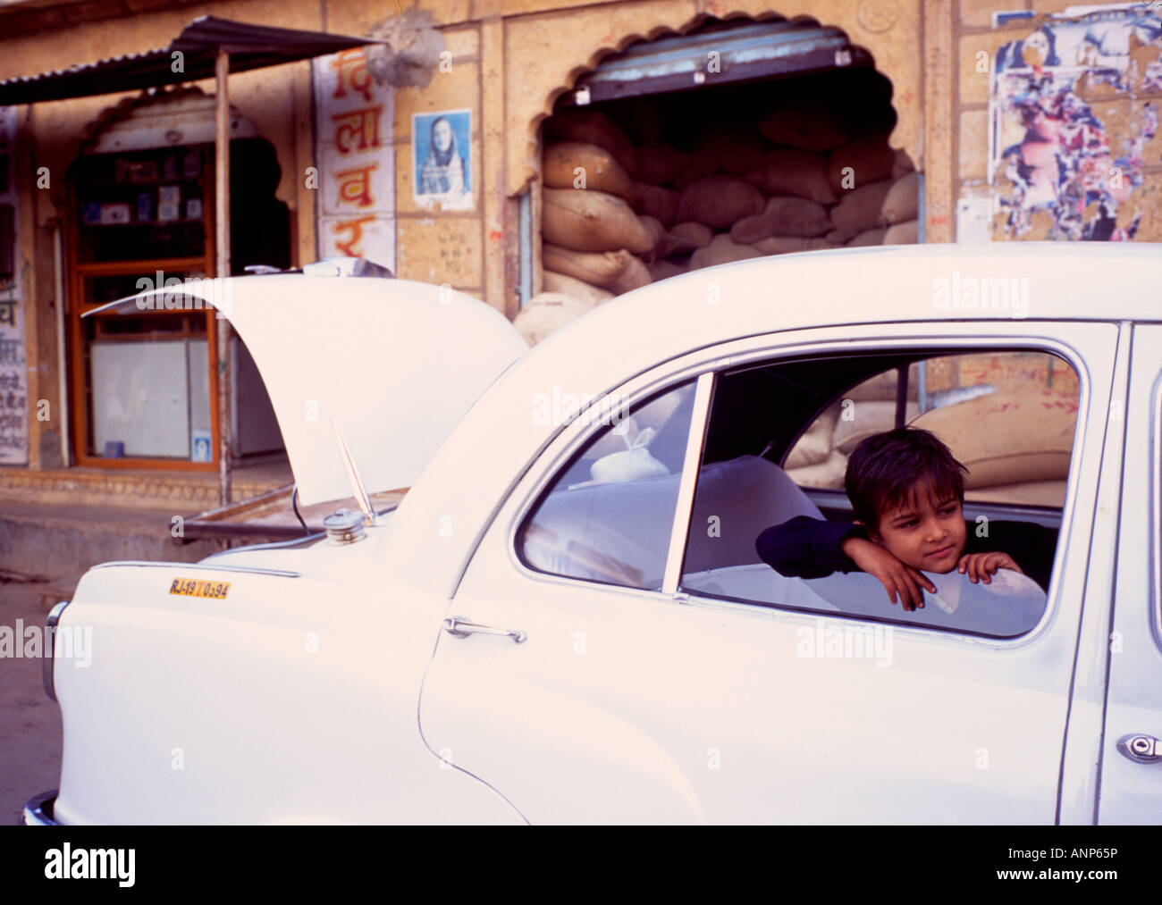 Ragazzo indiano a guardare fuori dalla finestra auto, India Foto Stock