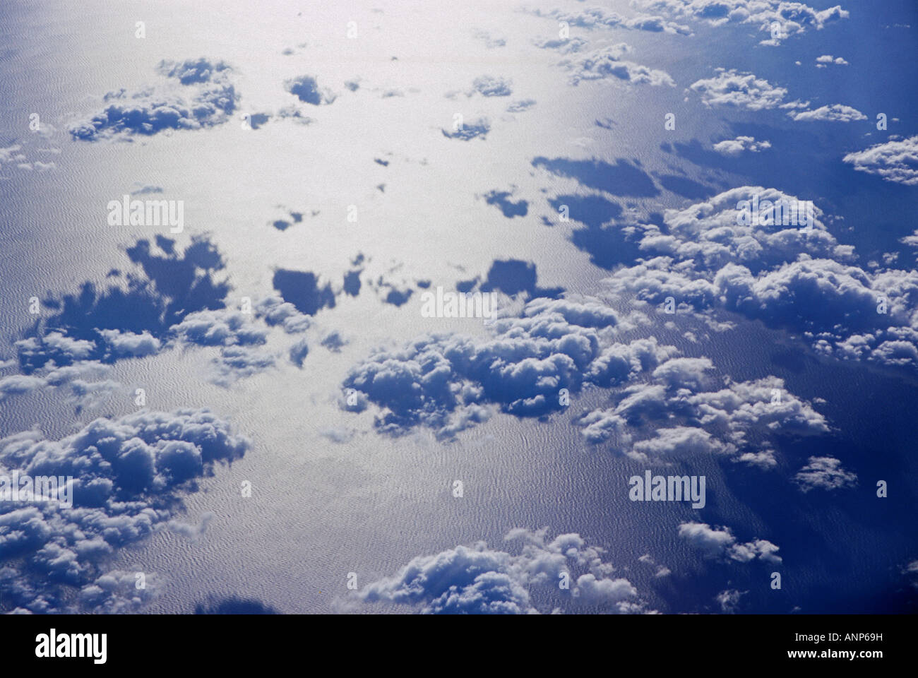 La vista aerea di nuvole oceano e una vista dalla finestra di aeromobili Foto Stock