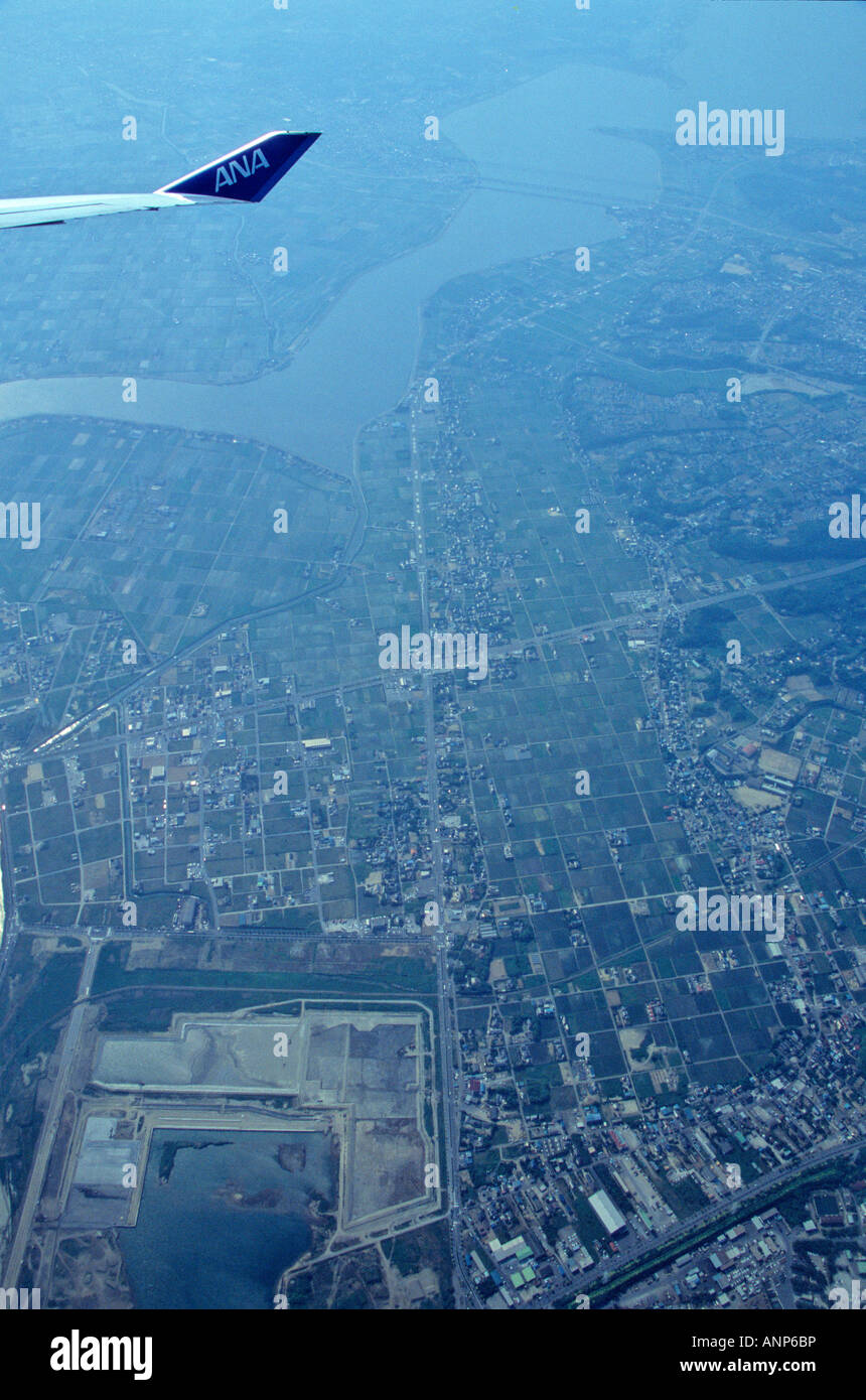 Una vista dalla finestra di aeromobili oltre la periferia di Tokyo Giappone Foto Stock