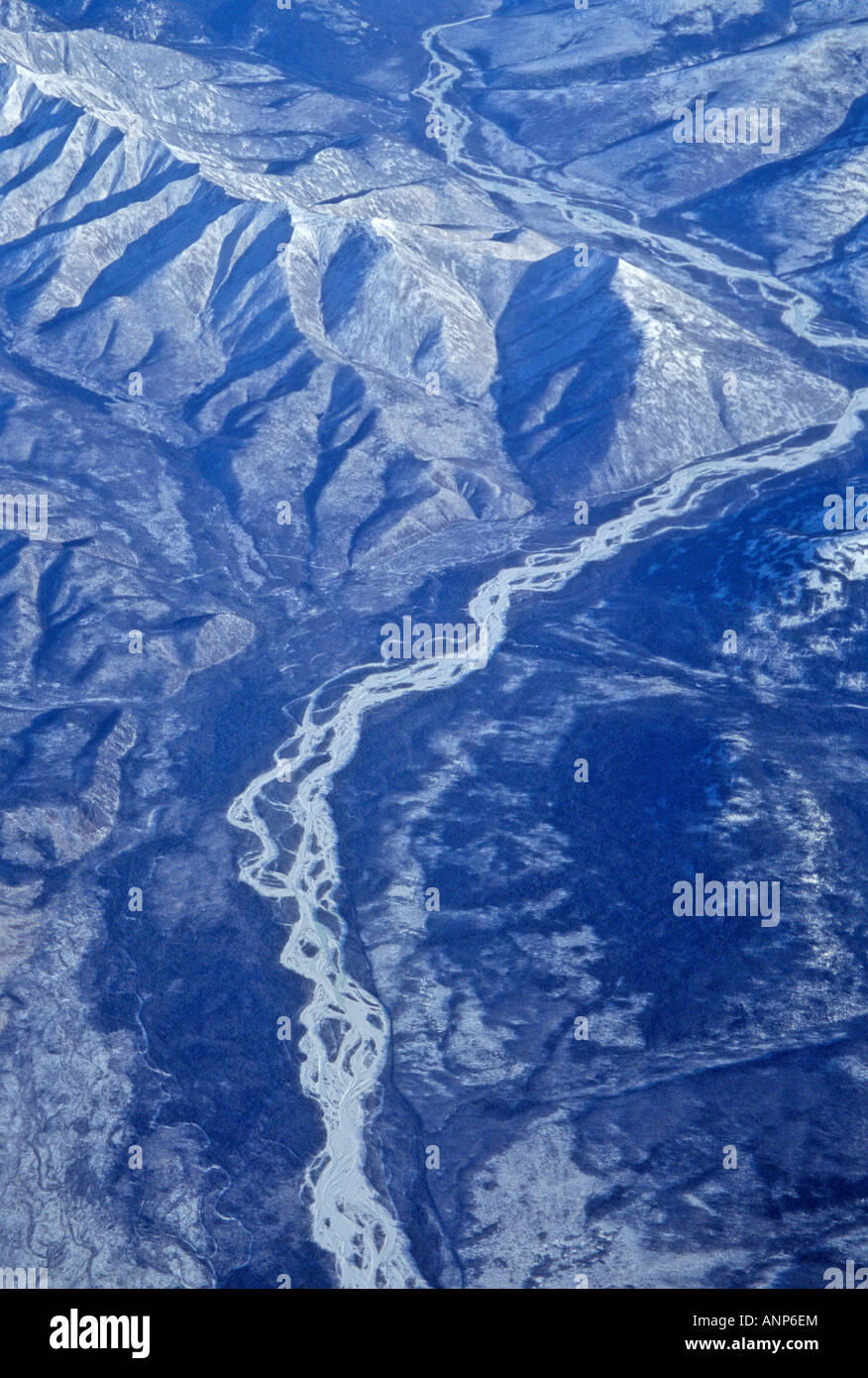 Vista aerea del fiume congelato in Siberia vista dal finestrino per aerei Foto Stock