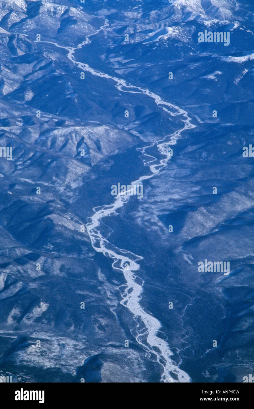 Vista aerea del fiume congelato in Siberia vista dal finestrino per aerei Foto Stock