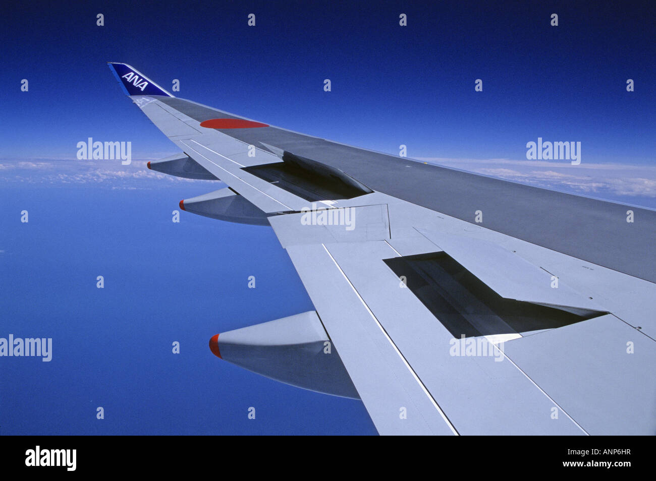 Una vista dalla finestra di aeromobili aeromobile è discendente spoiler sollevato Foto Stock