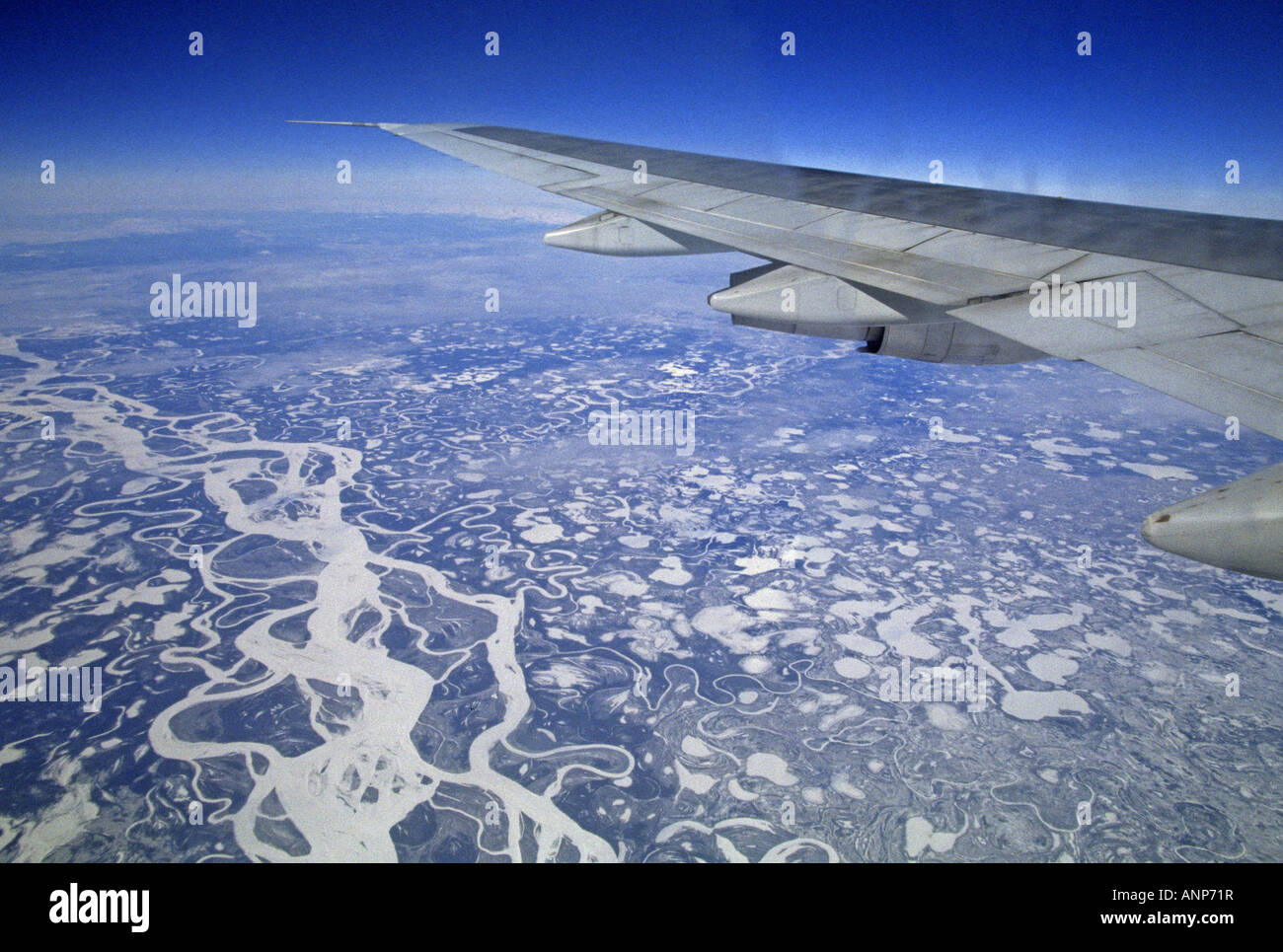 Congelati paesaggio siberiano una vista aerea dal finestrino per aerei Foto Stock