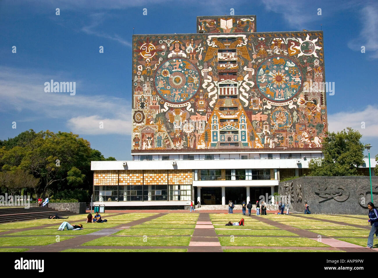 La biblioteca centrale sul campus della Università Nazionale Autonoma del Messico a Città del Messico MESSICO Foto Stock