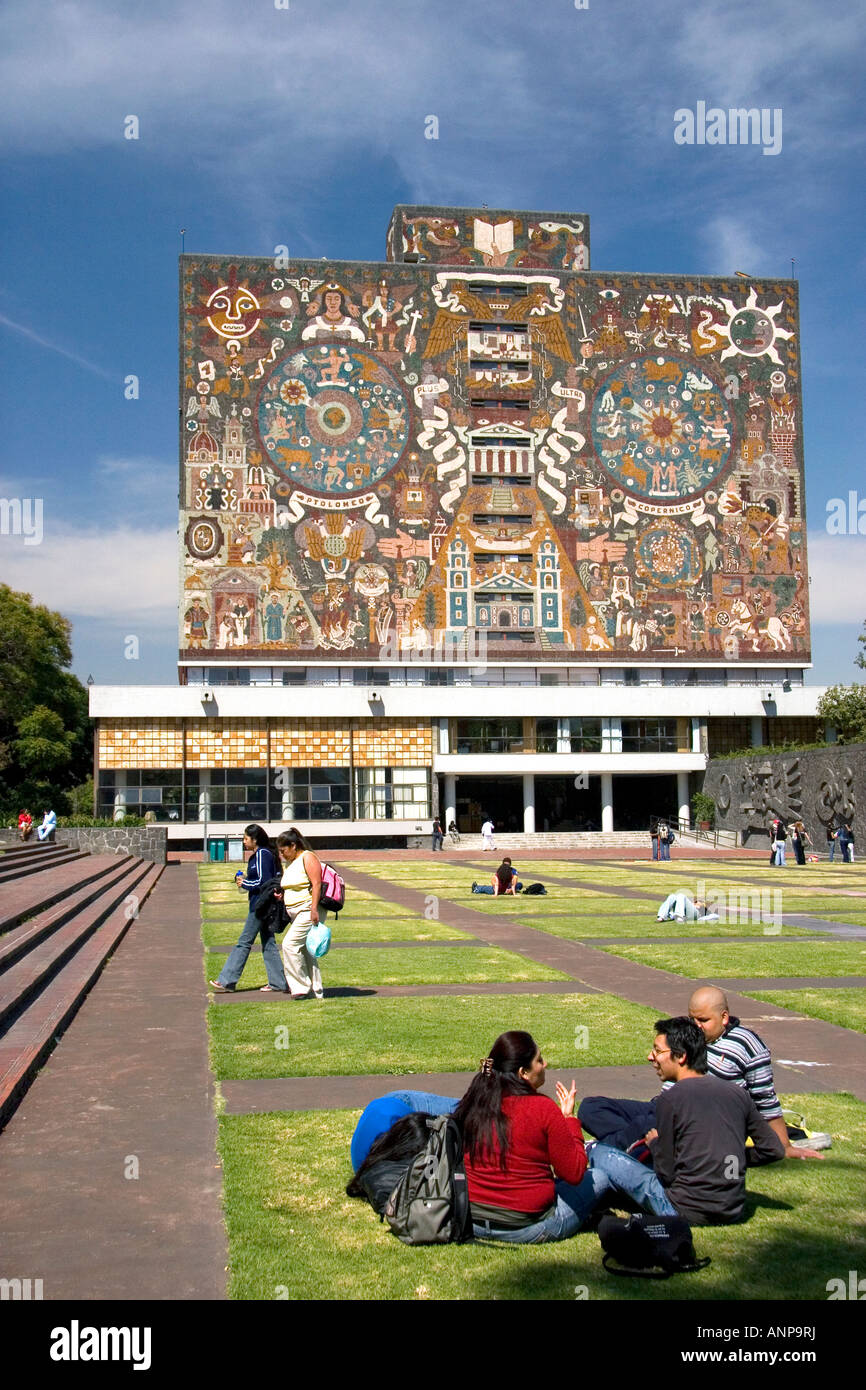 Gli studenti di fronte alla biblioteca centrale sul campus della Università Nazionale Autonoma del Messico a Città del Messico MESSICO Foto Stock