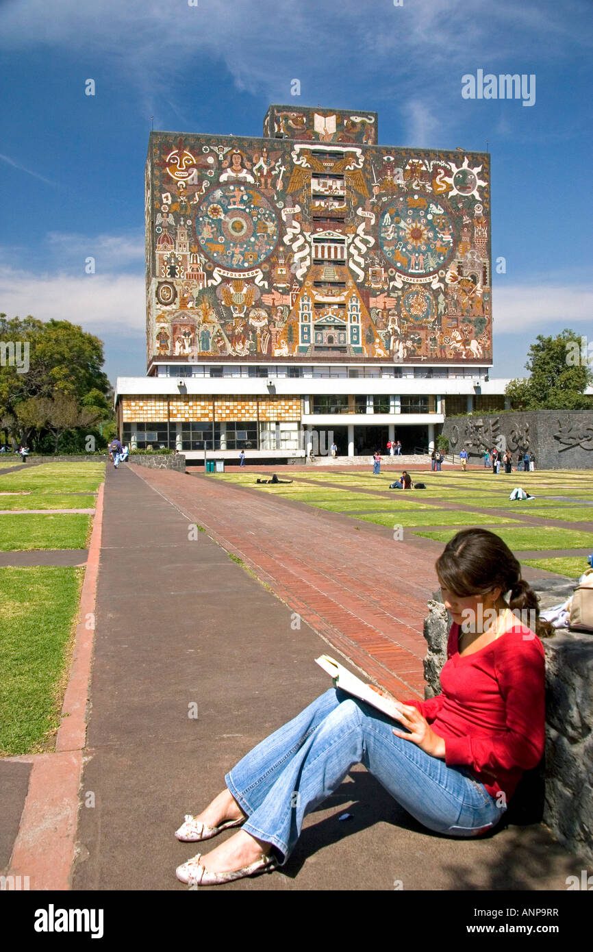 Studente di fronte la biblioteca centrale sul campus della Università Nazionale Autonoma del Messico a Città del Messico MESSICO Foto Stock