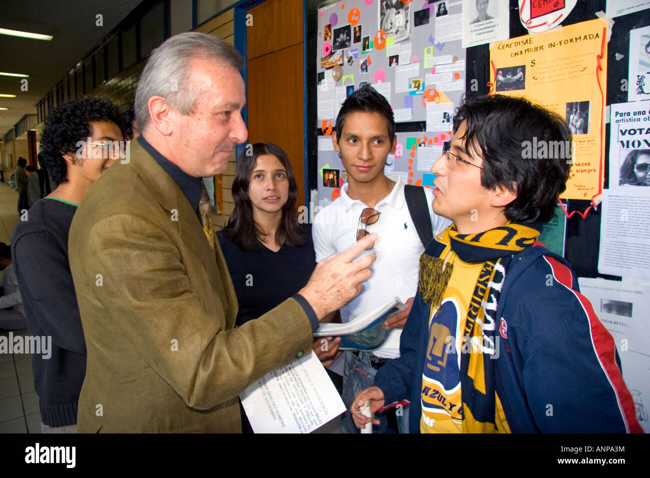 Il Professor parlando con gli studenti del campus della Università Nazionale Autonoma del Messico a Città del Messico MESSICO Foto Stock