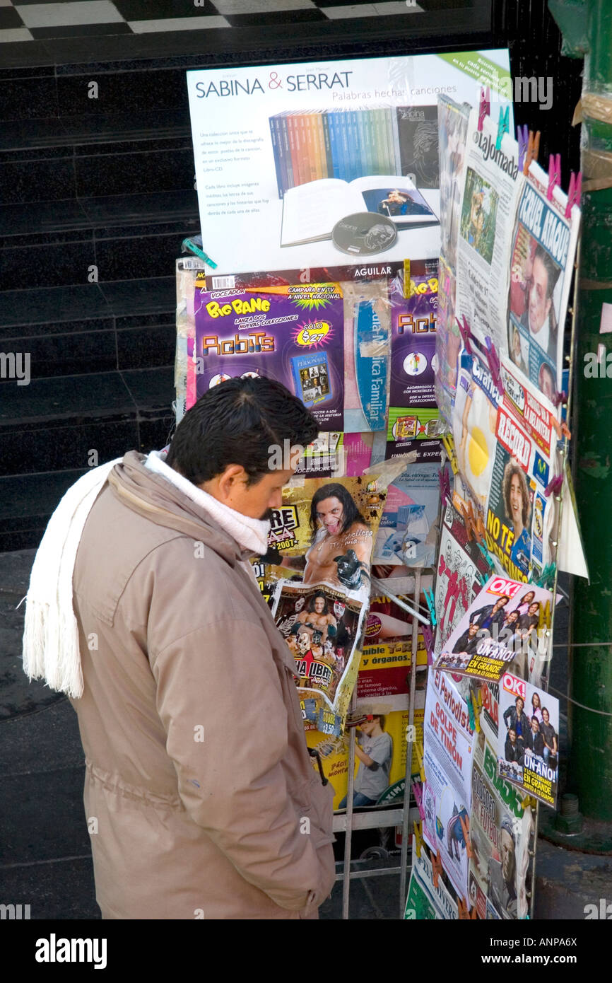 Uomo messicano riviste di navigazione presso un chiosco in Città del Messico MESSICO Foto Stock