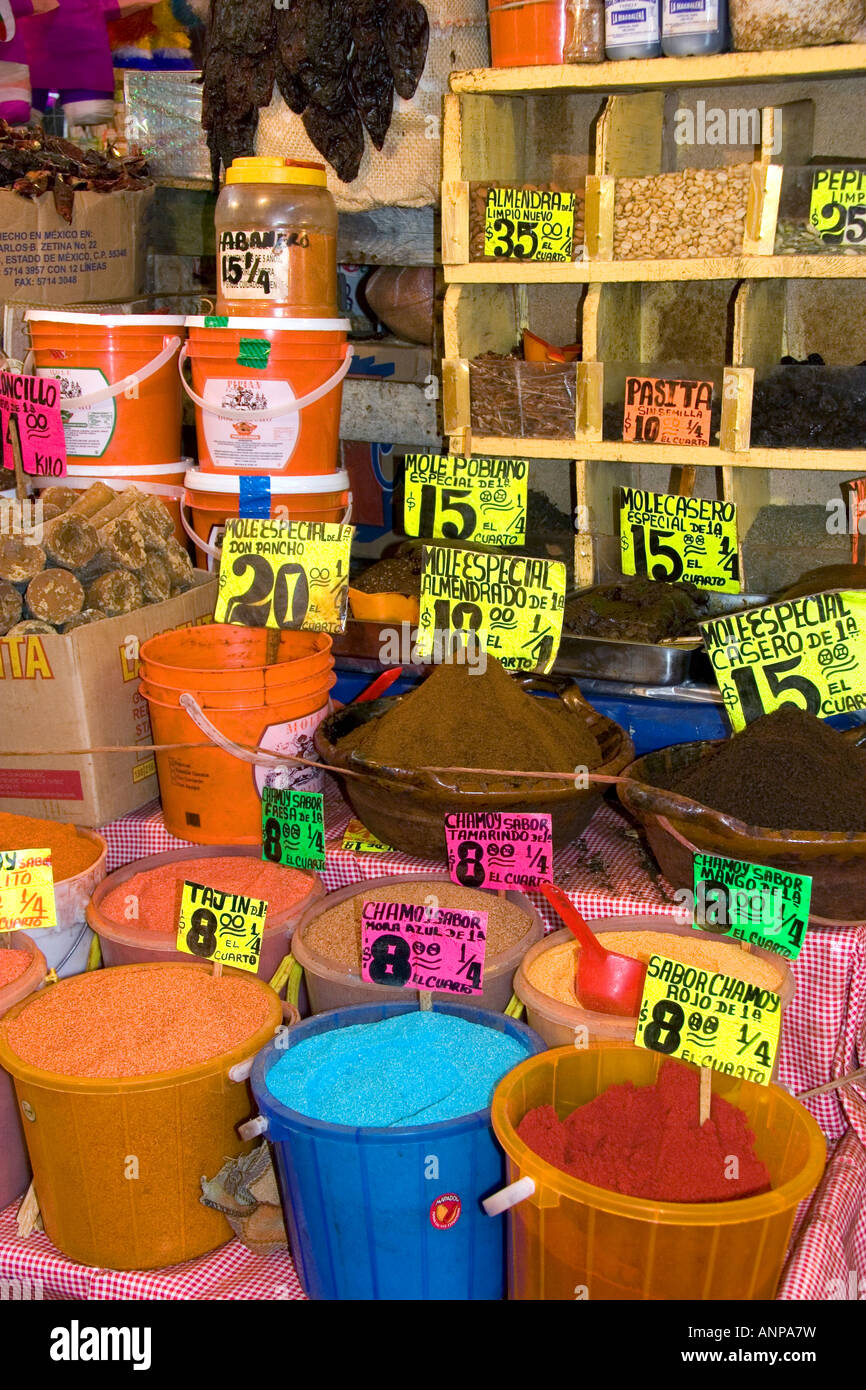 Spezie vengano venduti al mercato di Merced in Città del Messico MESSICO Foto Stock