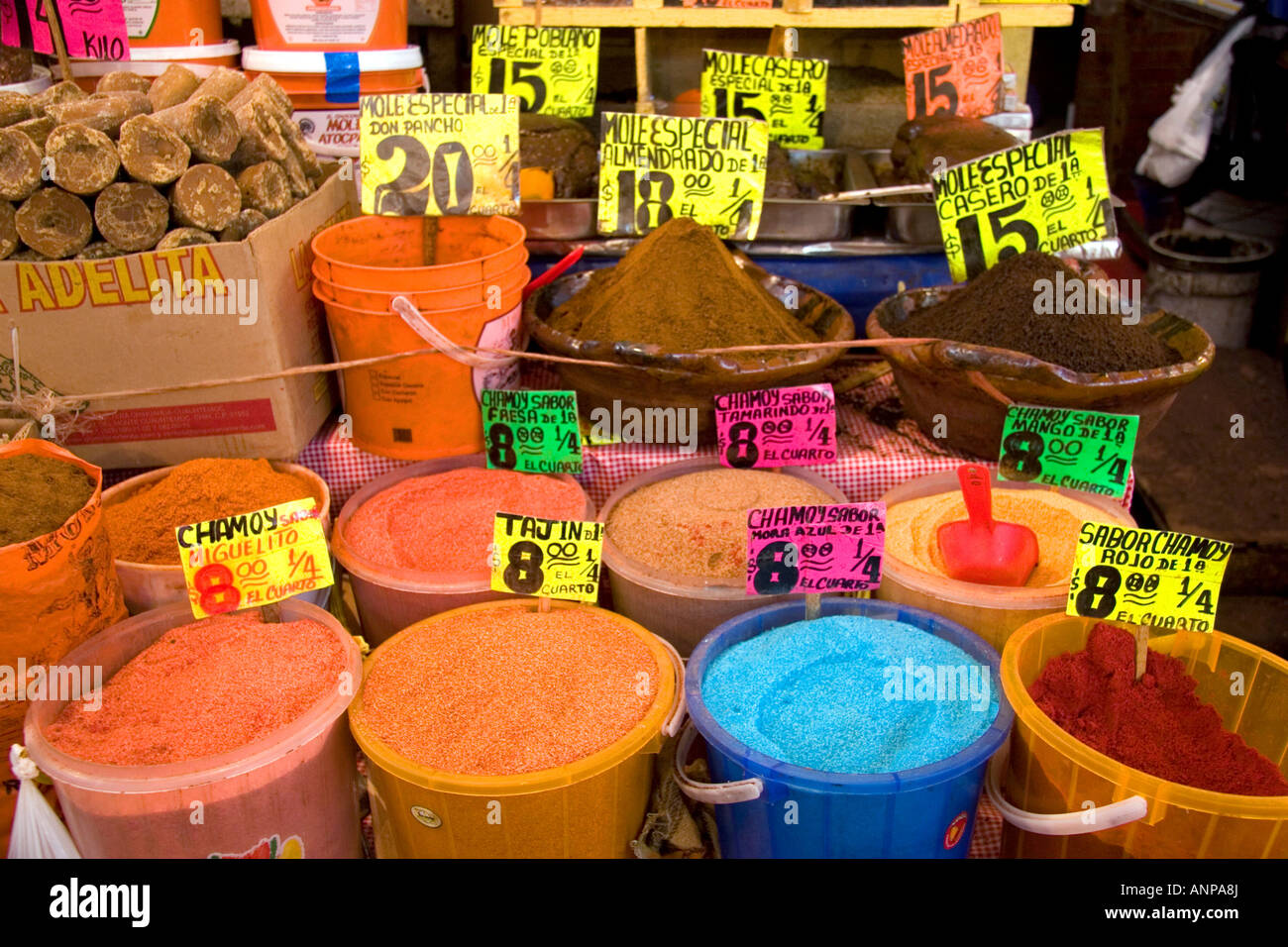 Spezie vengano venduti al mercato di Merced in Città del Messico MESSICO Foto Stock