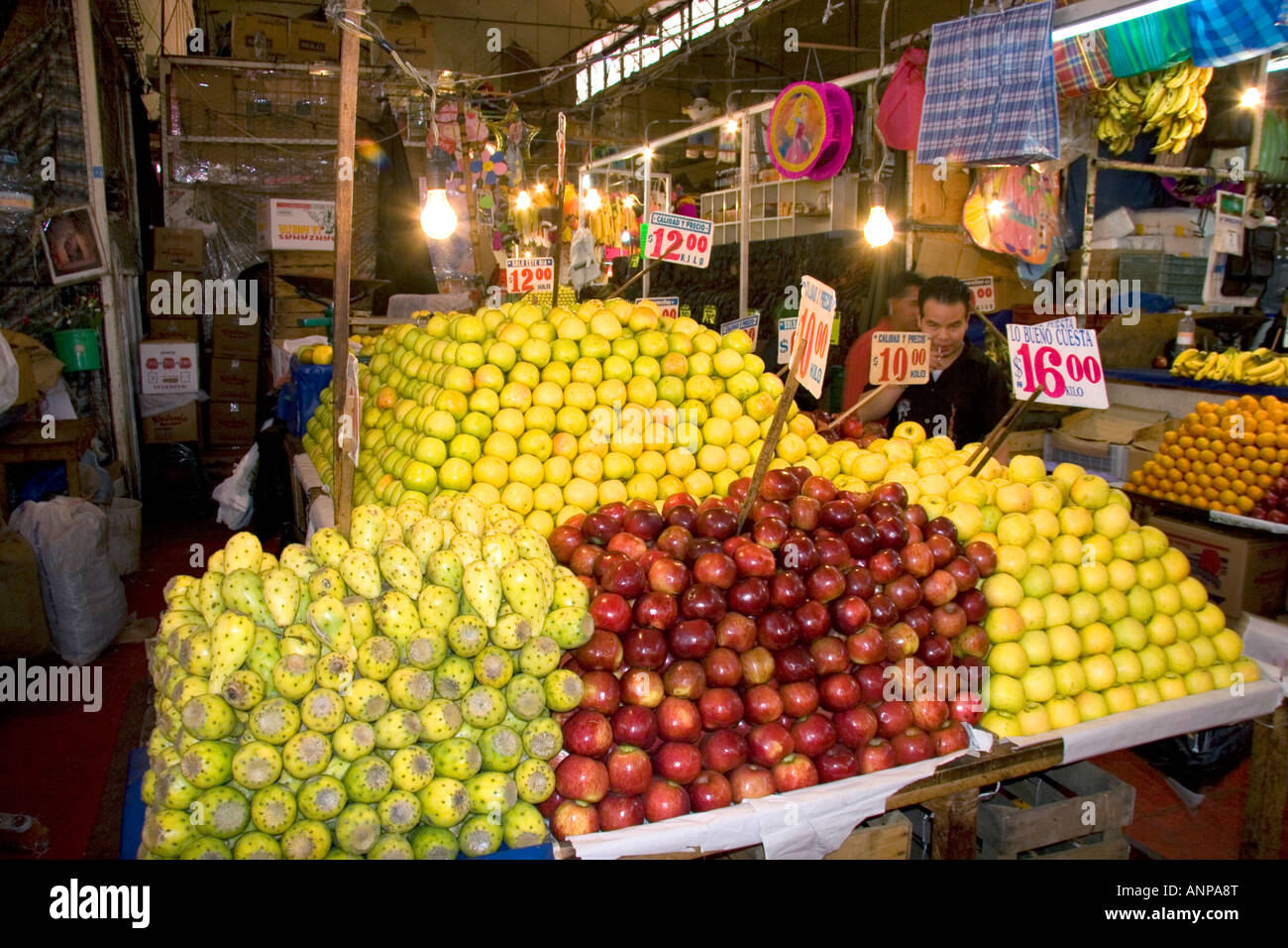 Produrre vengano venduti al mercato di Merced in Città del Messico MESSICO Foto Stock