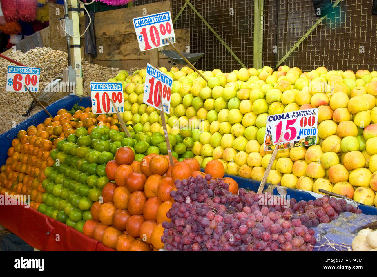 Frutta stand presso il Mercato di Merced in Città del Messico MESSICO Foto Stock