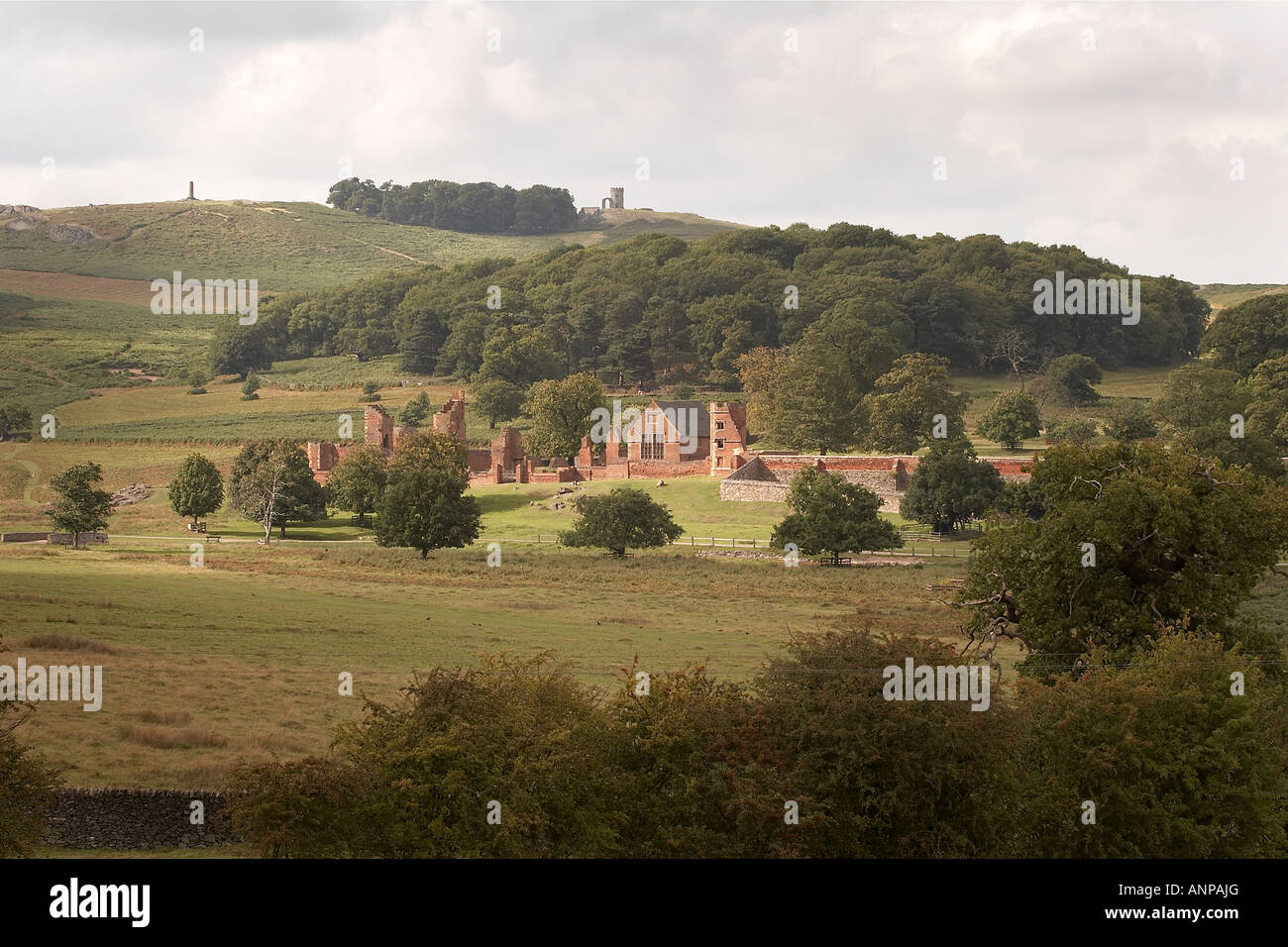 Rovine di lady jane grays home con il vecchio Giovanni in background Glenfield Lodge Park leicestershire Viaggi turismo storia inglese henry Foto Stock