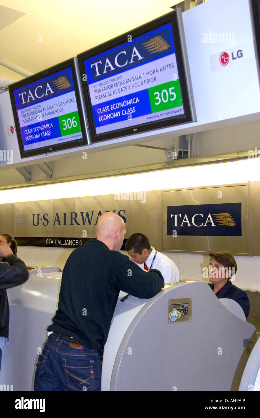 Il TACA Airlines banco biglietteria presso l'Aeroporto Internazionale di Città del Messico in Città del Messico MESSICO Foto Stock