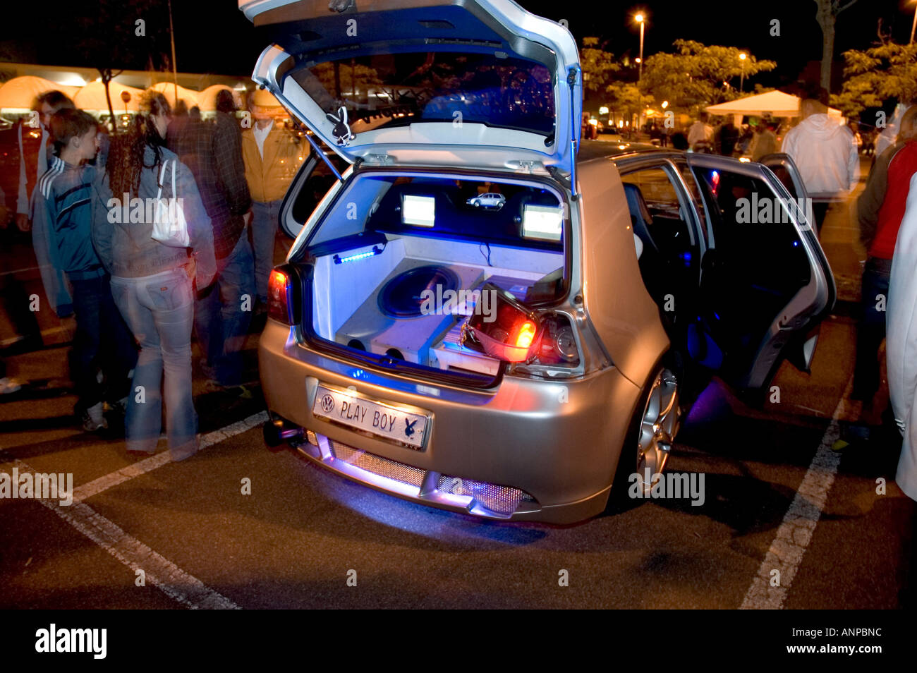 Sintonizzazione con la notte con neon cars - Boario tuning show 2006 -  Italia Foto stock - Alamy