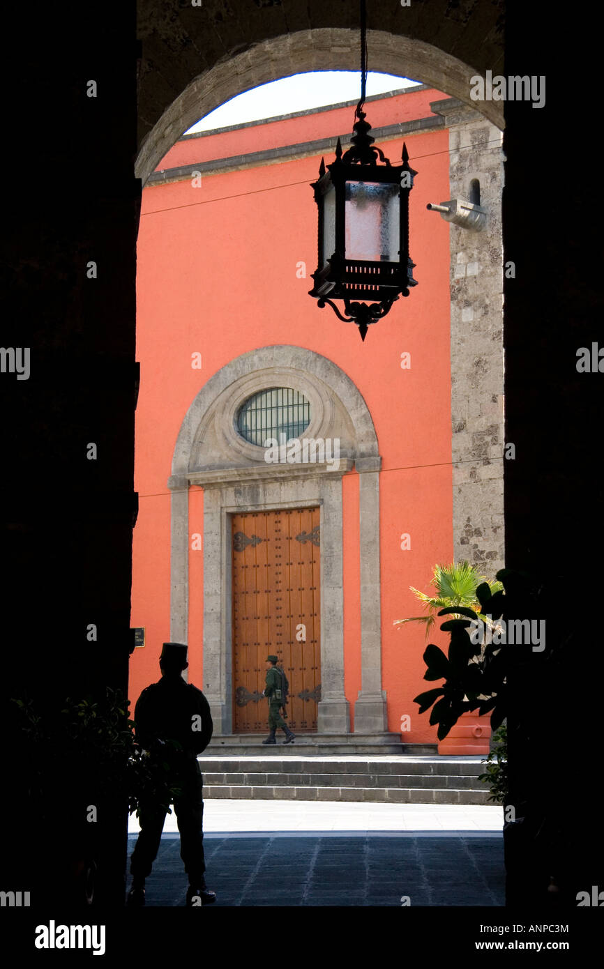 Una guardia sorge in un arco presso il Palazzo Nazionale a Città del Messico MESSICO Foto Stock