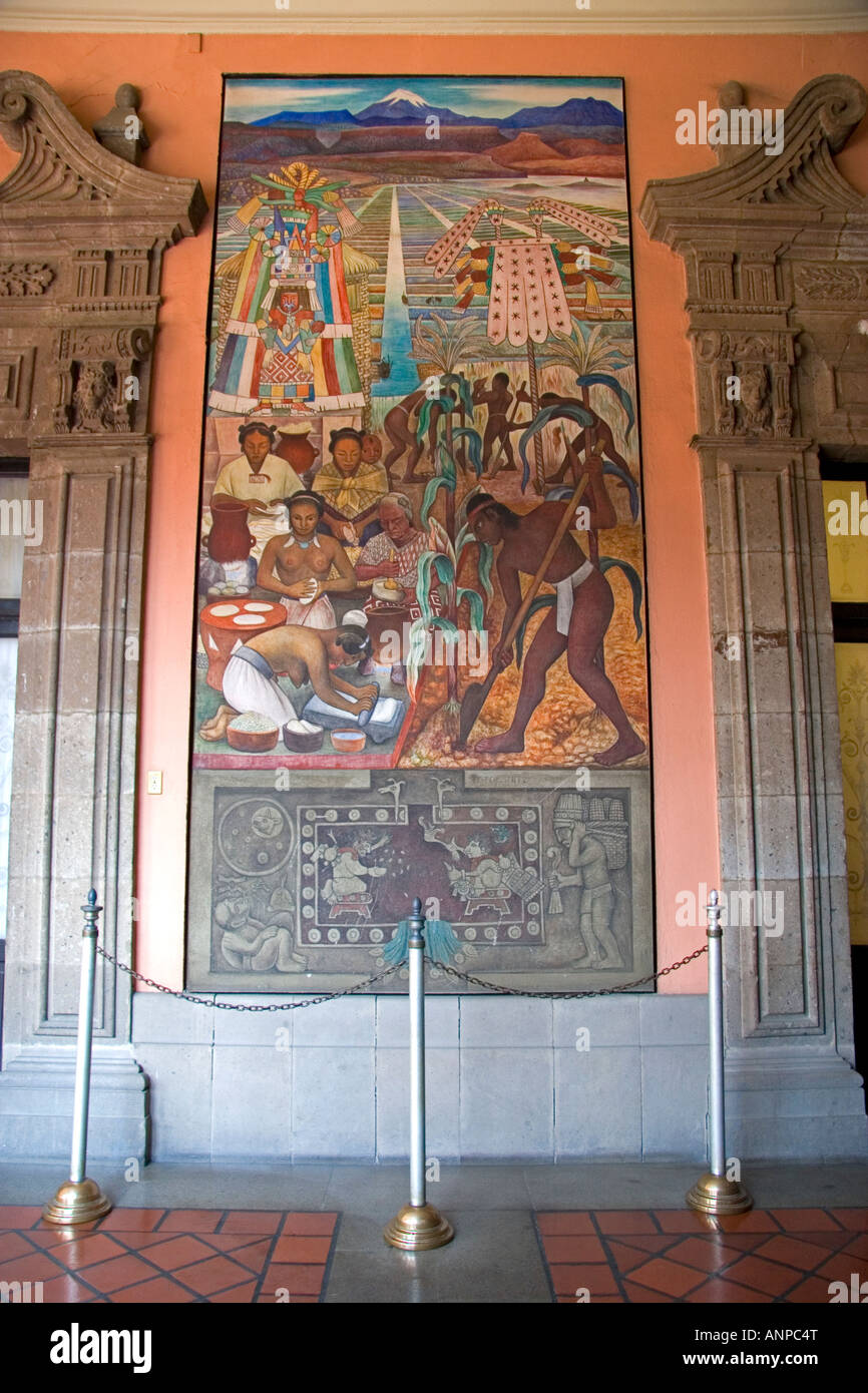 Un dipinto murale di Diego Rivera nel Palazzo Nazionale di Città del Messico MESSICO Foto Stock