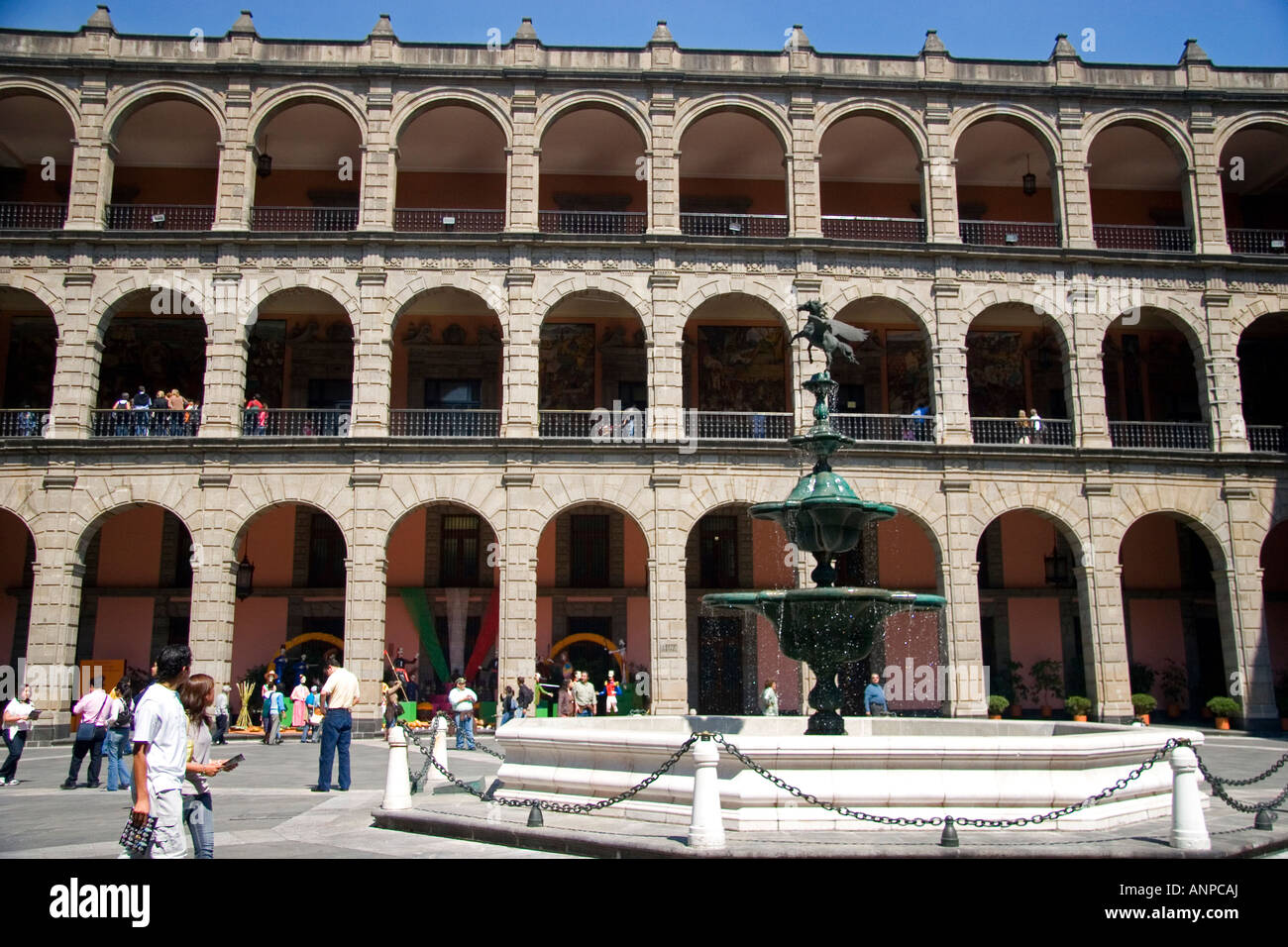 La fontana nel cortile del Palazzo Nazionale a Città del Messico MESSICO Foto Stock