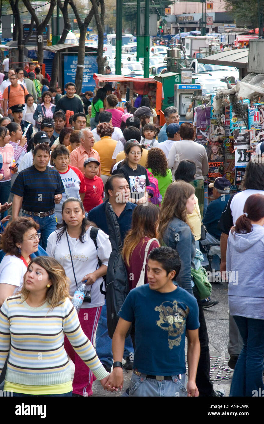 Pedoni nel punto di intersezione tra il Paseo de la Reforma e Eje Central Lazaro Cardenas in Città del Messico MESSICO Foto Stock
