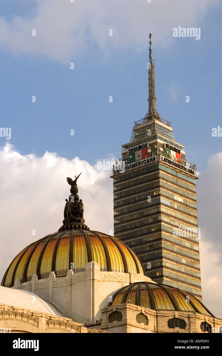 La parte superiore della Torre Latinoamericana edificio e il Palazzo delle Belle Arti di Città del Messico MESSICO Foto Stock