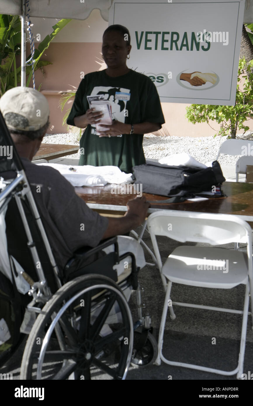 Miami Florida,Miami Cares Day,servizi,senza casa,mendicante,bisognoso,aiuto,aiuto,assistenza,consiglieri,volontari servizio di comunità volontariato lavoratore di lavoro volontario Foto Stock