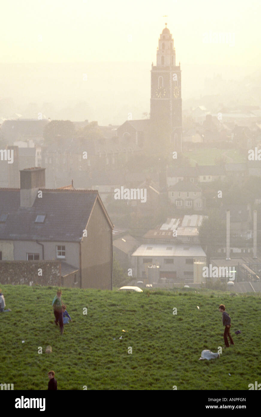 Bambini svantaggiati che giocano nel lato nord della città di Cork, con la torre Shandon sullo sfondo Foto Stock