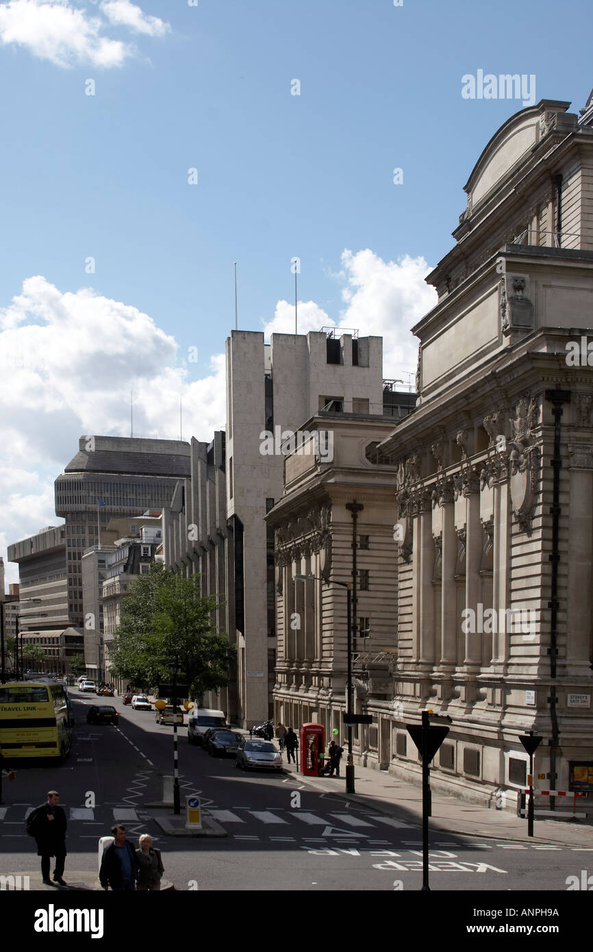 Visualizza in basso Tothill Street verso Petty Francia e Home Office edificio presso il Queen Anne s Gate London SW1 Inghilterra Foto Stock