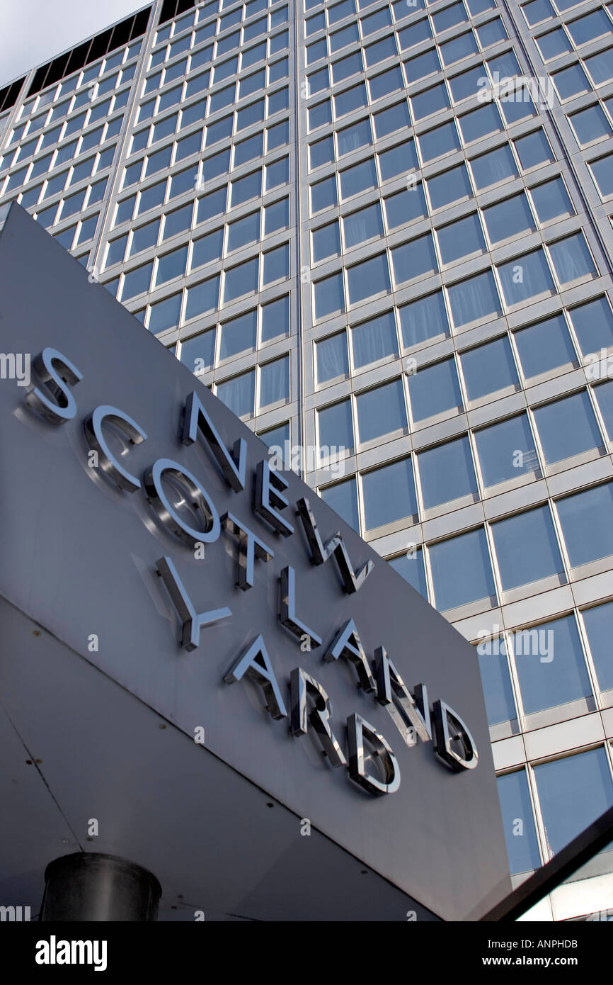 New Scotland Yard edificio con logo rotante firmare la Metropolitan Police Headquarters London SW1 Inghilterra Foto Stock