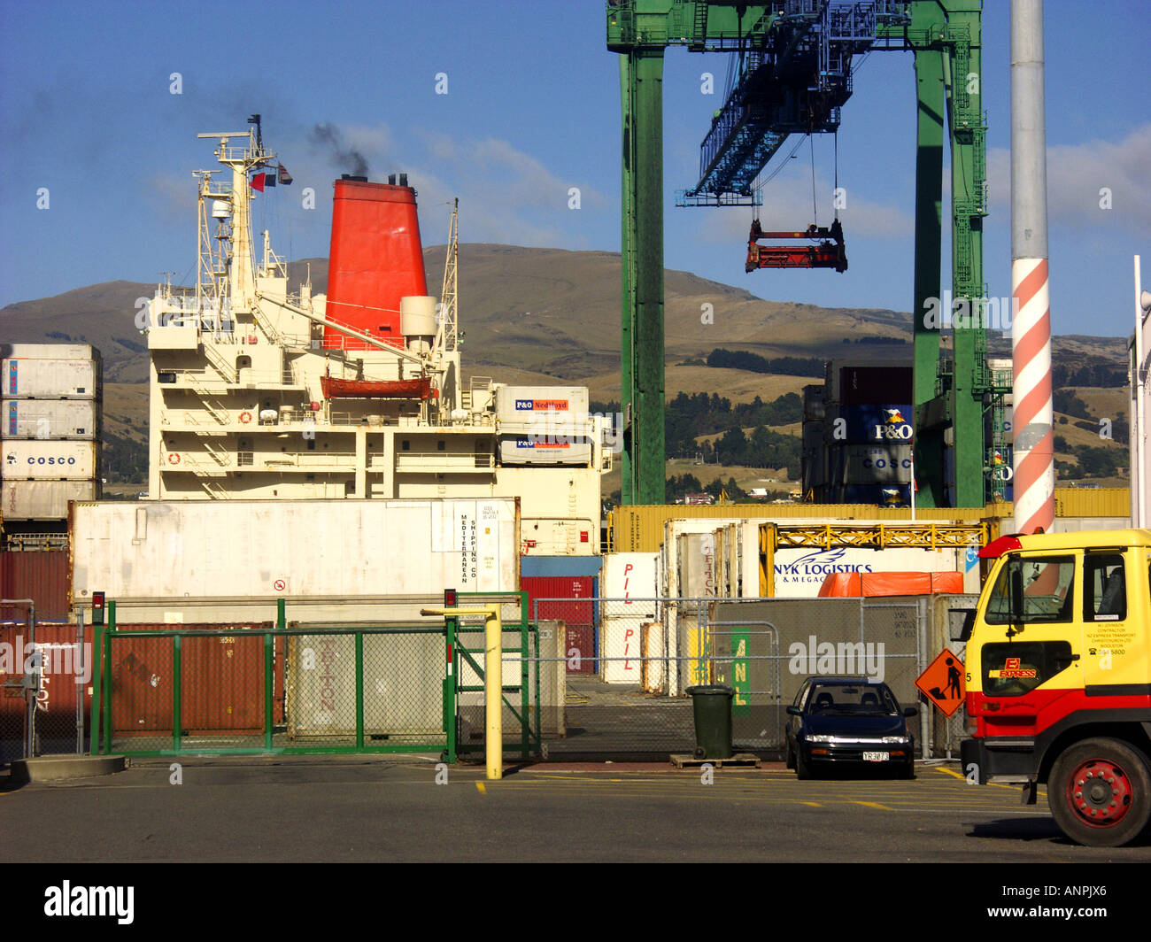 Nave a fianco al terminal container, Lyttelton, Nuova Zelanda Foto Stock