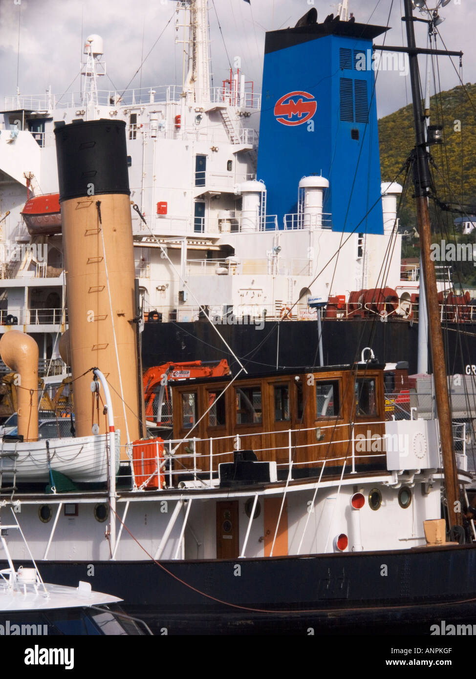 Vintage rimorchiatore a vapore e la nave da carico, Lyttelton, Nuova Zelanda Foto Stock