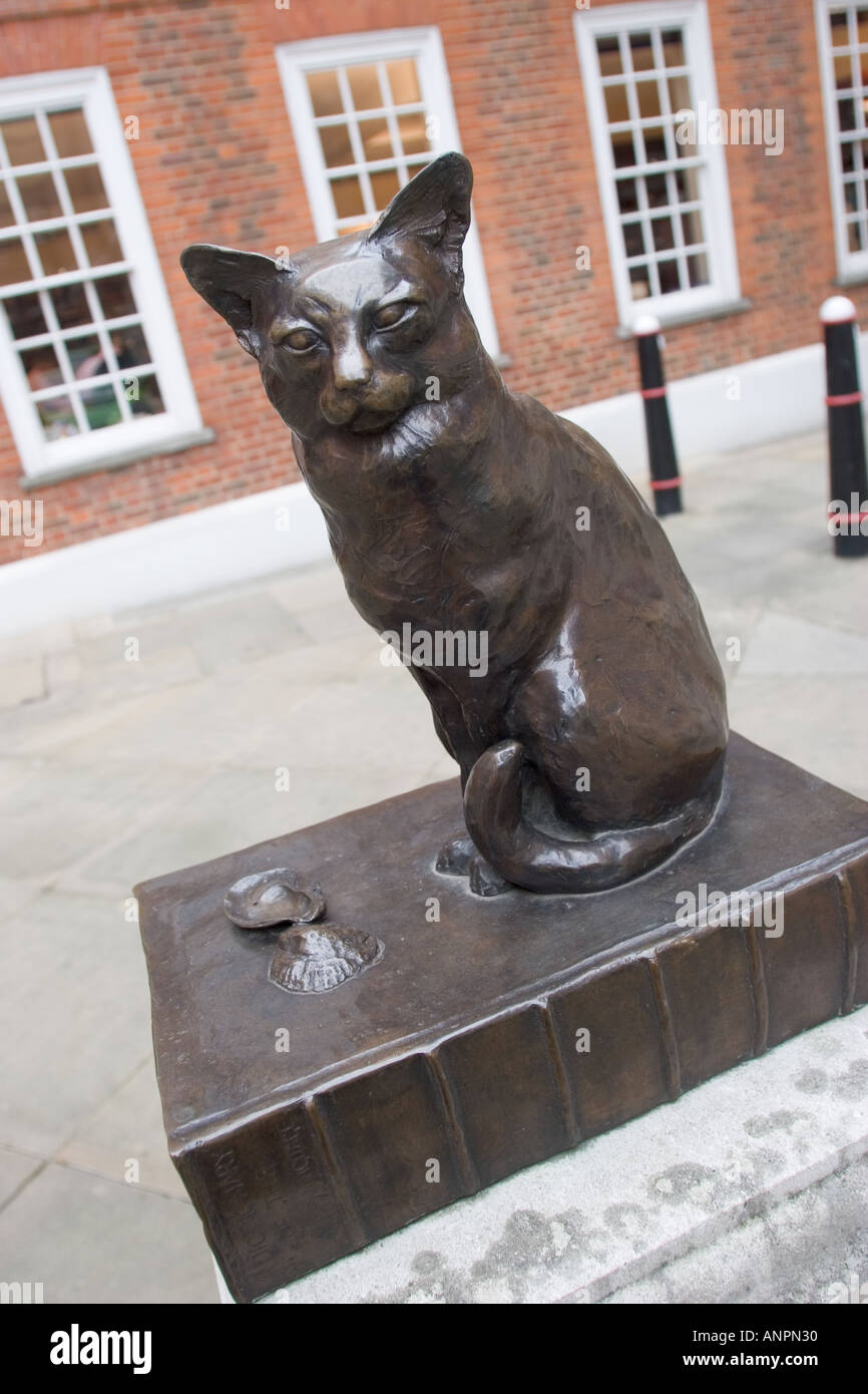 Statua di Hodge ha vicino a Dr. Johnsons house Gough Square off Fleet Street City di Londra. Dr Johnsons cat Foto Stock