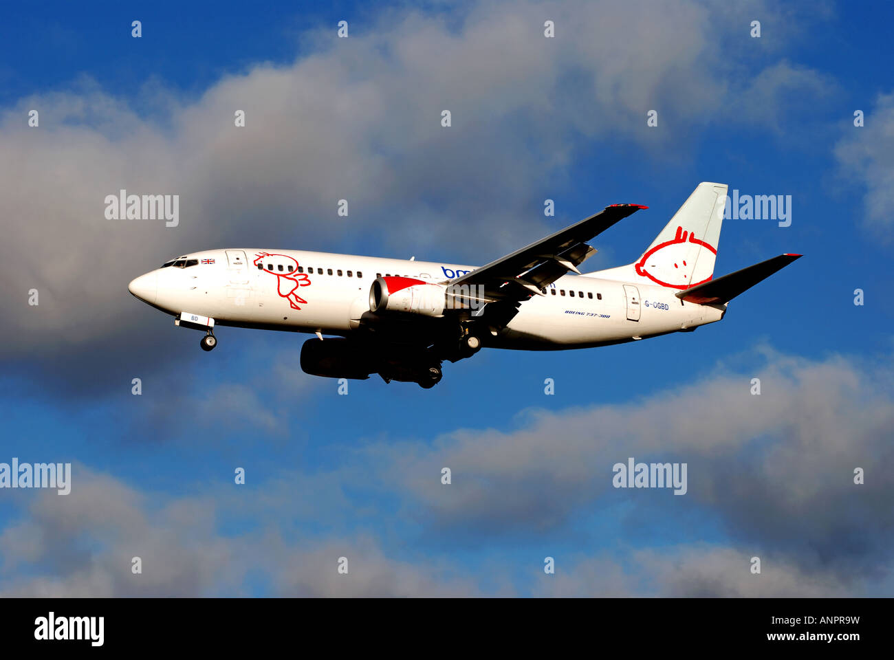 Bmibaby Boeing 737 in atterraggio a Nottingham East Midlands Airport, England, Regno Unito Foto Stock