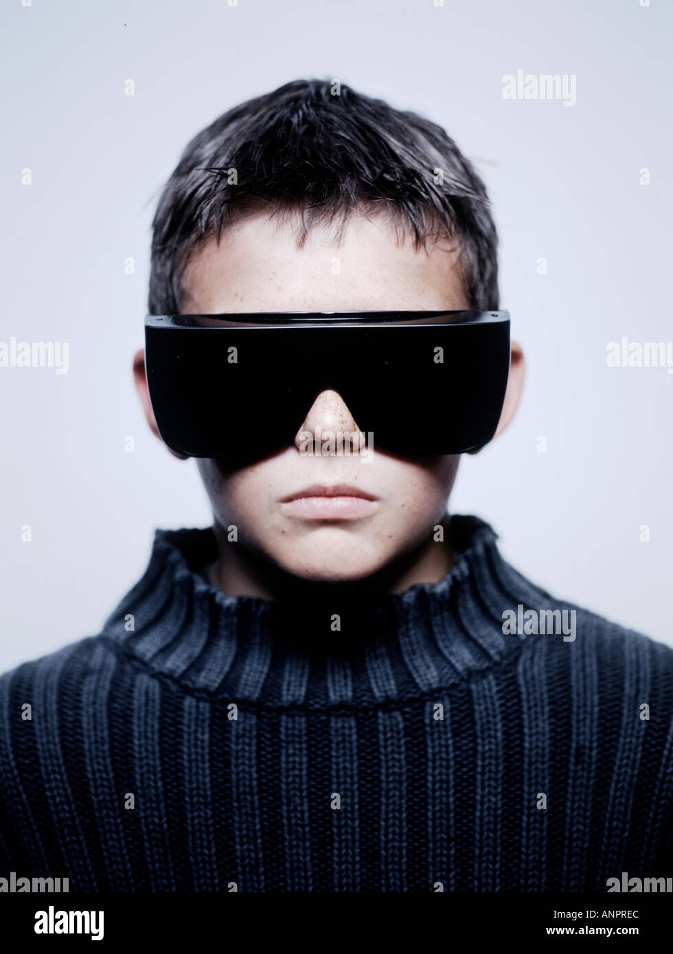 Ragazzo che indossa grandi occhiali scuri Foto stock - Alamy