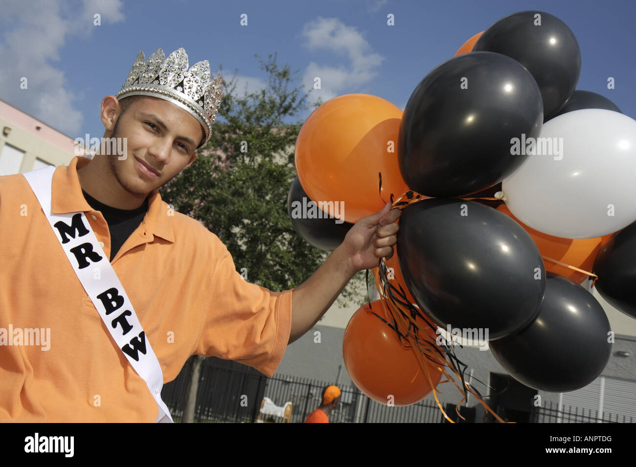 Miami Florida,Overtown,Booker T. Washington High School,campus,istruzione pubblica,campus,campioni di calcio dello stato,celebrazione,palloncini,arancione,ispanico L. Foto Stock