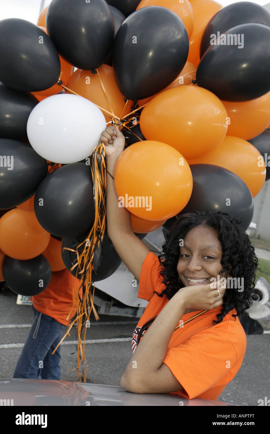 Miami Florida,Overtown,Booker T. Washington High School,campus,public Education,campus,state football Champions balloons,Orange,Black femmina,teen teen Foto Stock
