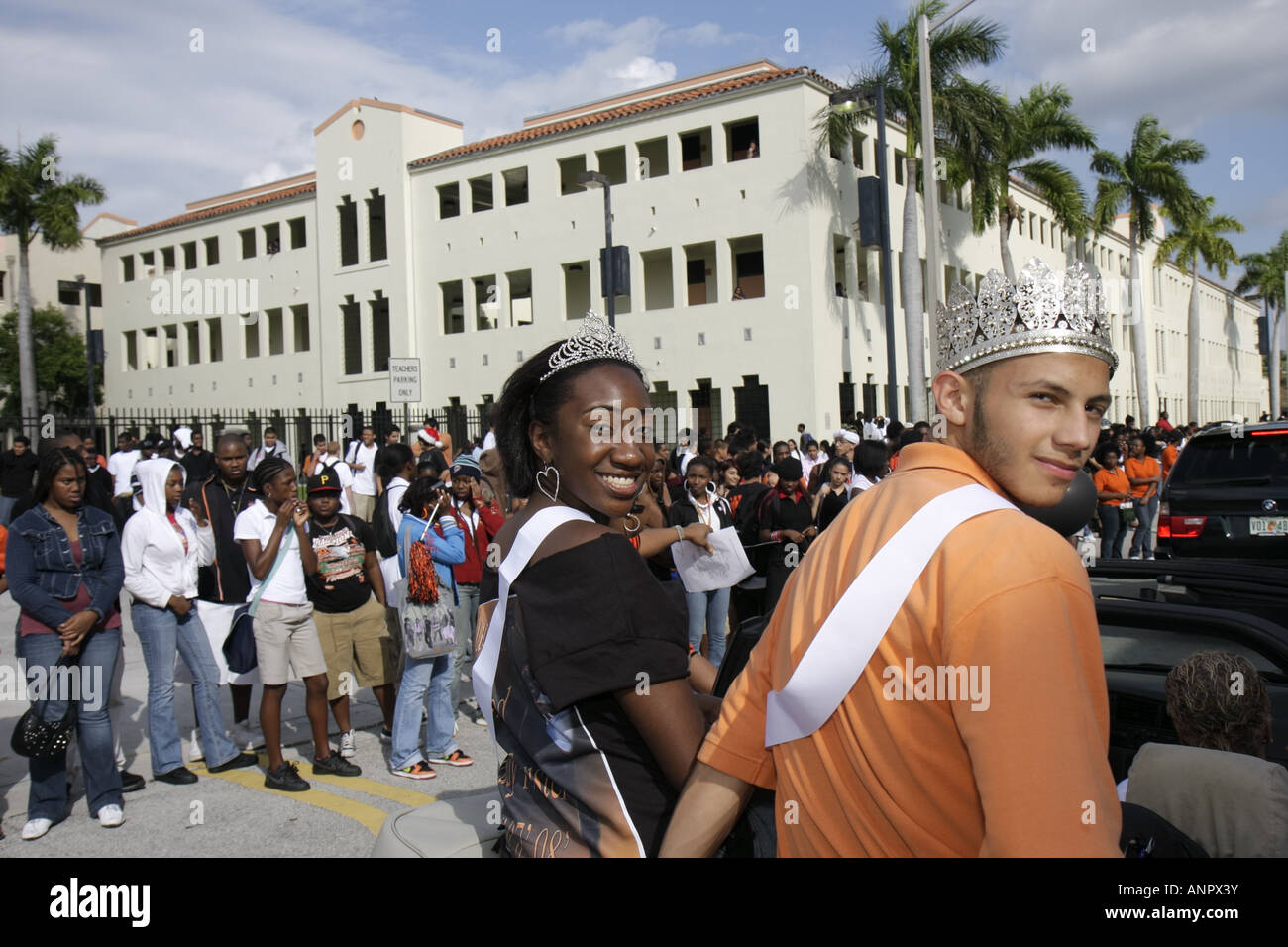 Miami Florida,Overtown,Booker T. Washington High School,campus,public Education,campus,state football Champions Black femmina,ispanic maschio,teen teen Foto Stock