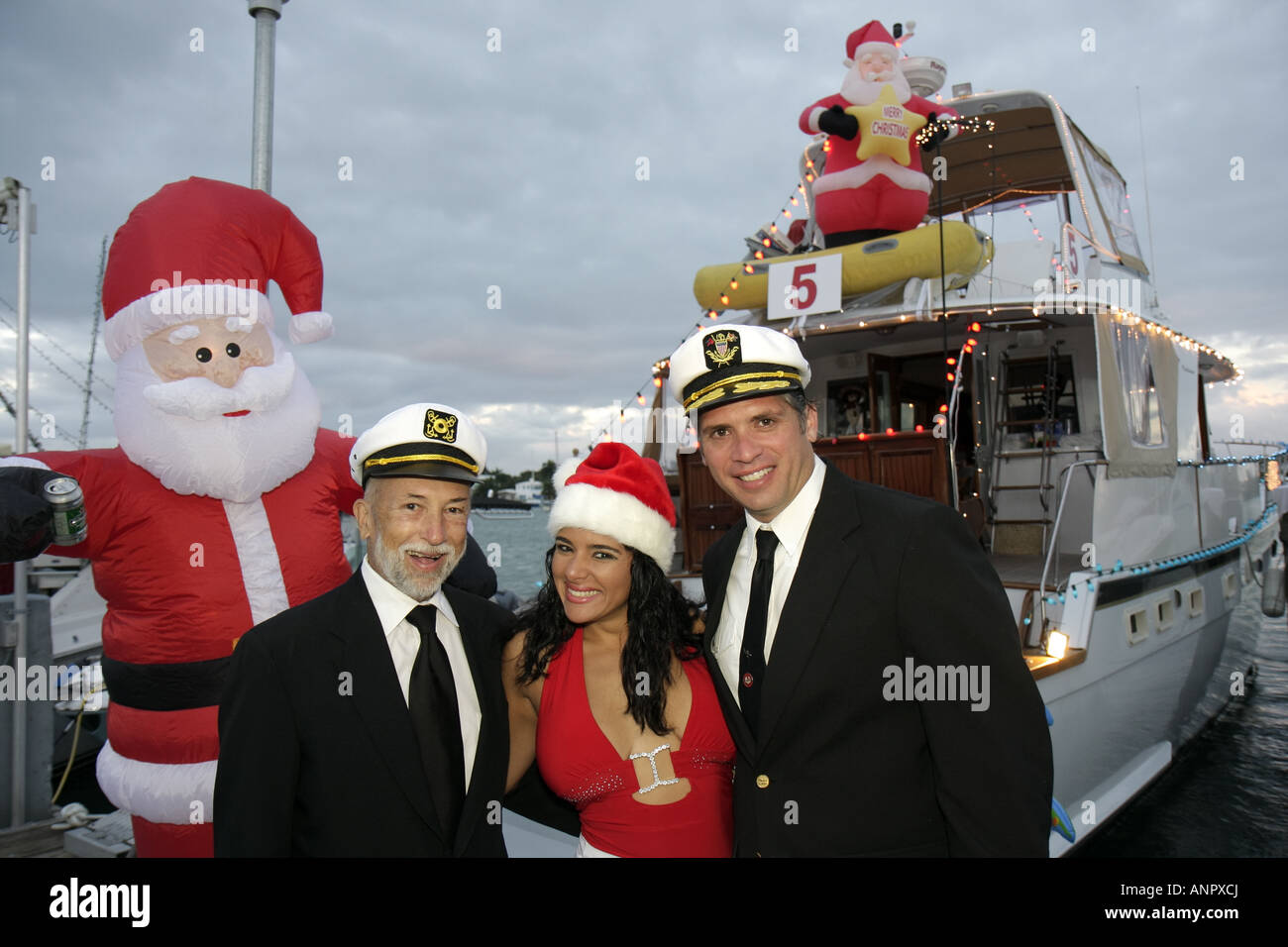 Miami Florida,Watson Island,Parata annuale della barca di festa, regina di bellezza ispanica di Natale,capitano dello yacht,Babbo Natale,FL071222004 Foto Stock