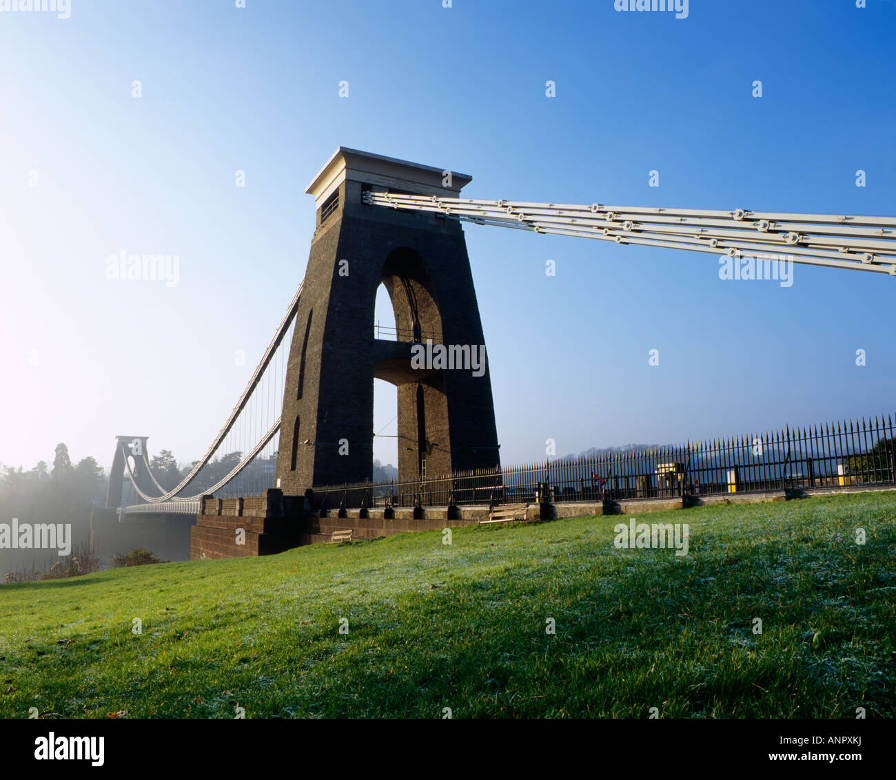Clifton Suspension Bridge spanning the Avon Gorge e il fiume Avon tra Clifton Down e Leigh boschi nella città di Bristol, Inghilterra. Foto Stock