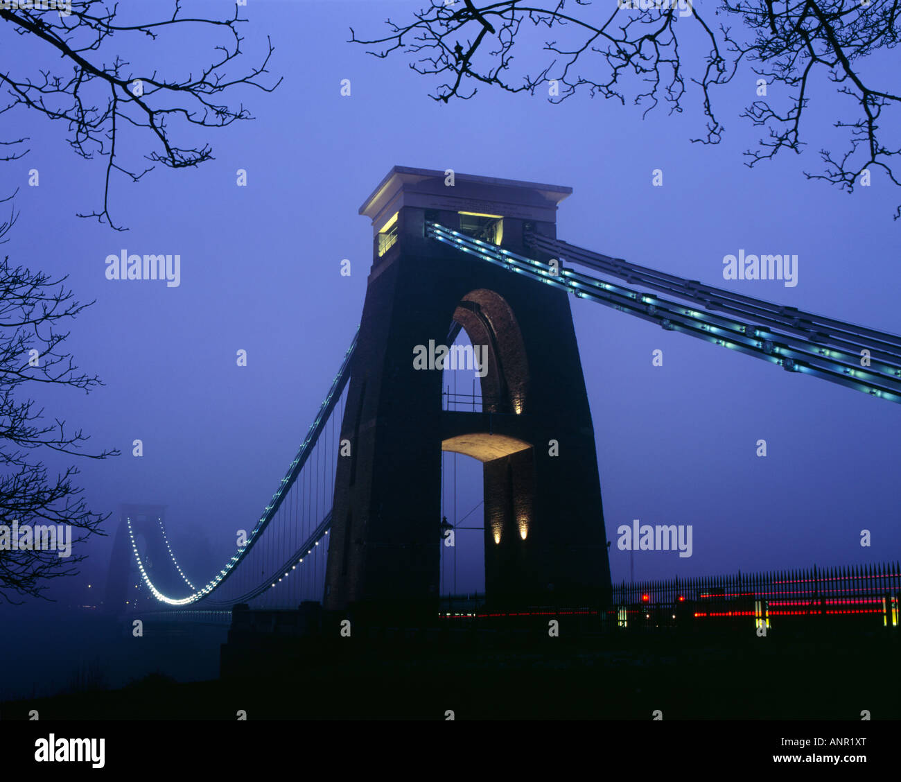 Clifton Suspension Bridge over the Avon Gorge e il fiume Avon illuminato da luci a LED al crepuscolo. Bristol, Inghilterra. Foto Stock