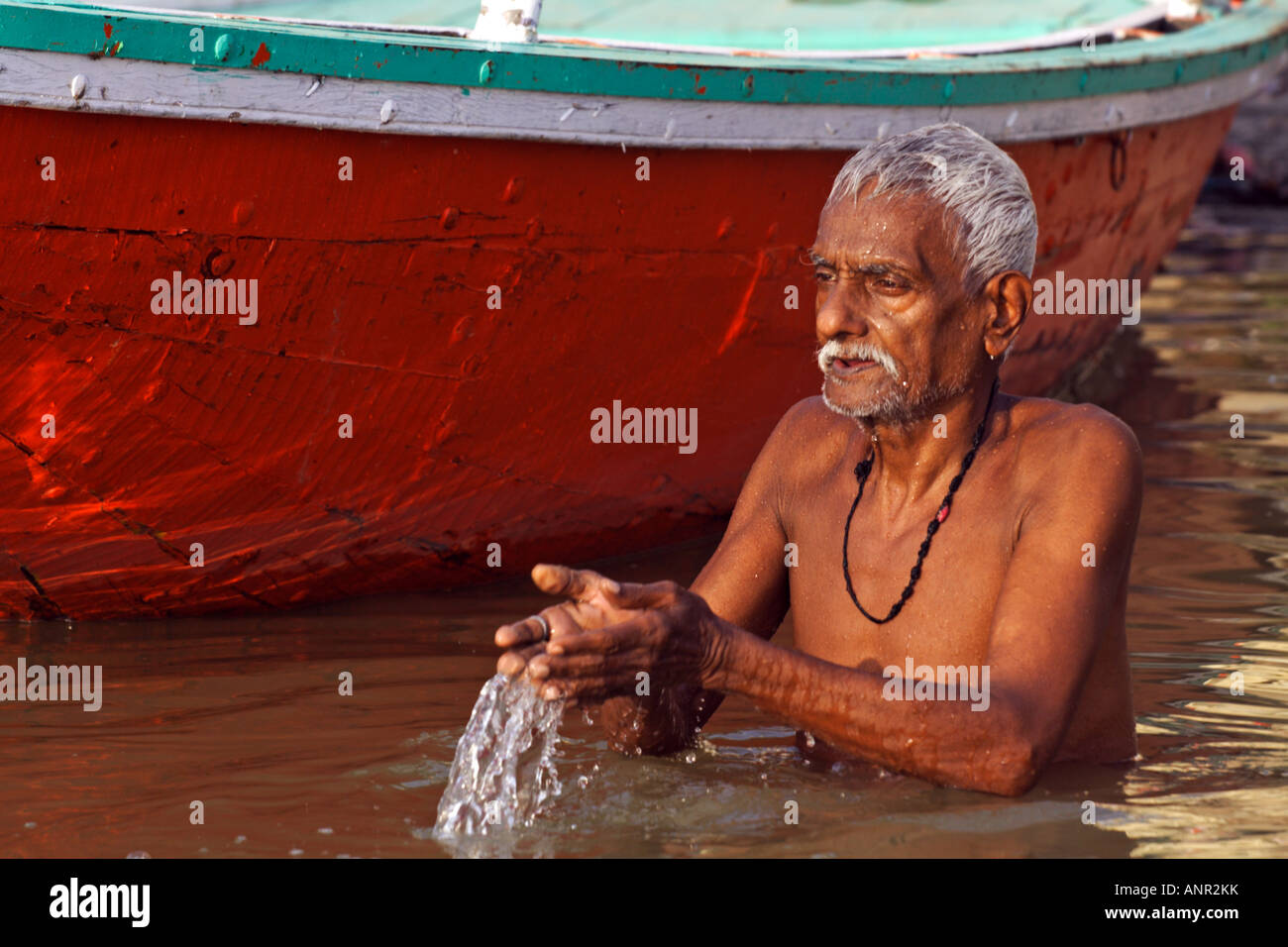 Pellegrino durante il suo servizio di Varanasi, India Foto Stock