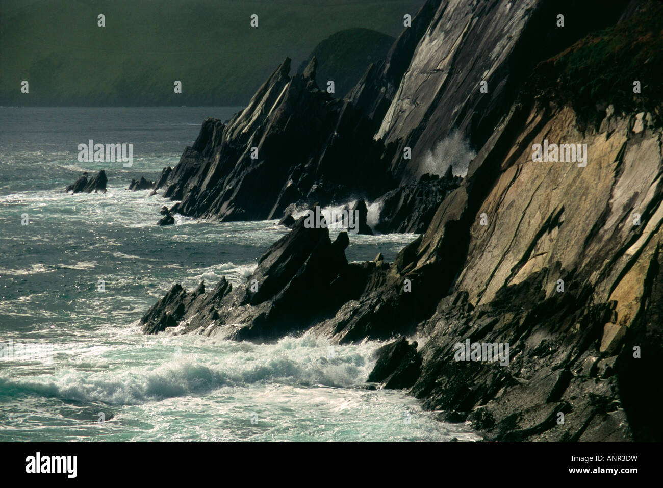 Slea Head Irlanda durante le tempeste con luce drammatica riflettendo sulle rocce Foto Stock