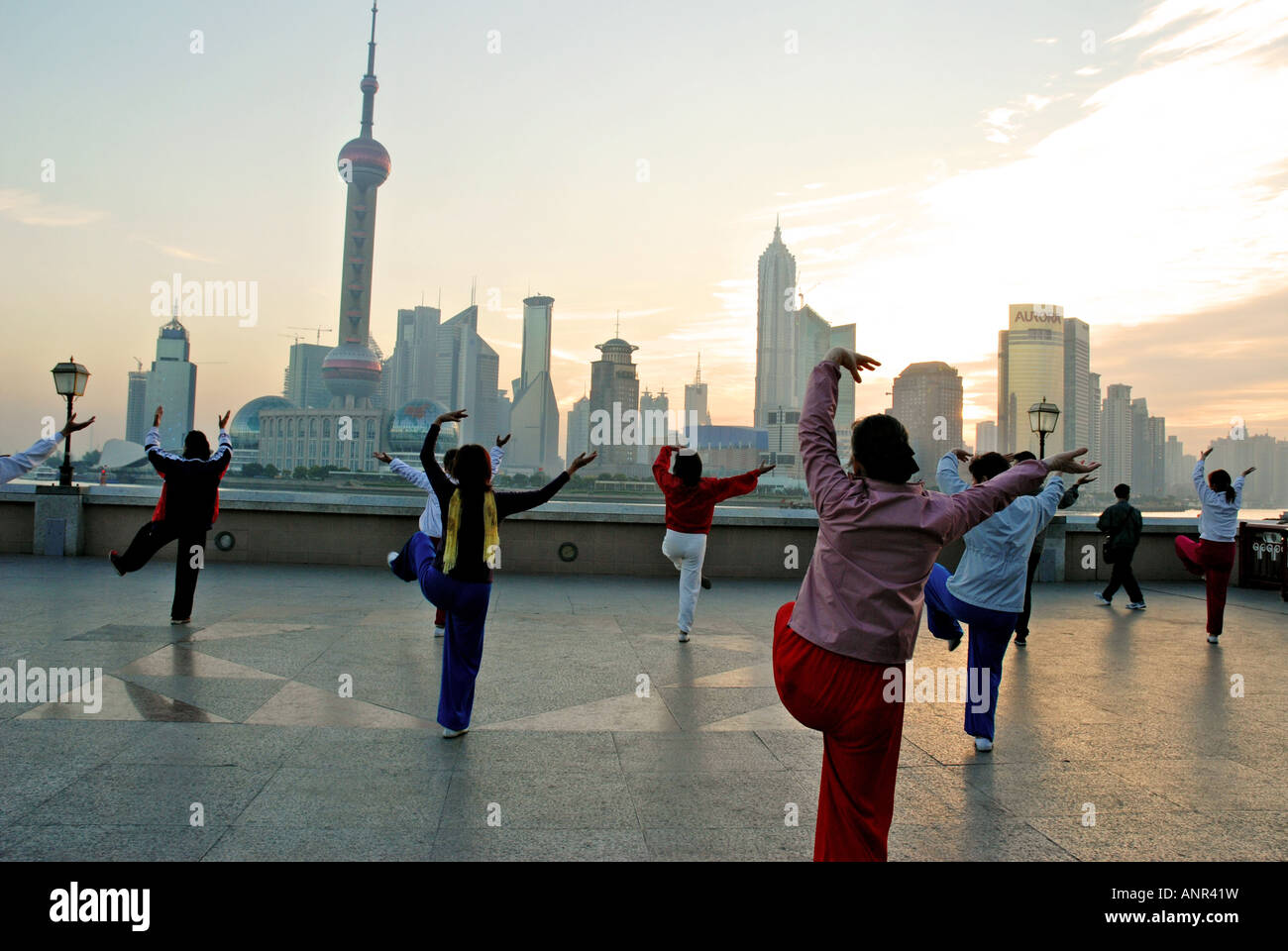 Donne Squadra facendo esercizio mattutino sul Bund, Shanghai, Cina Foto Stock