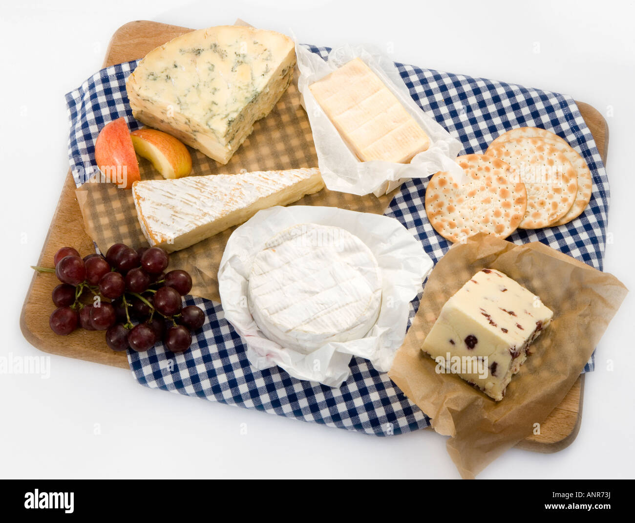 Formaggi assortiti su un vassoio di formaggi Foto Stock