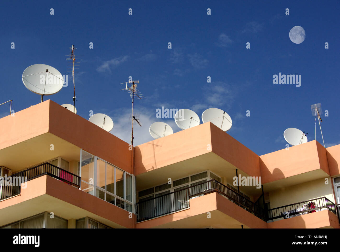 TV satellite per comunicazione piatti blocco appartamento Maiorca Spagna Foto Stock